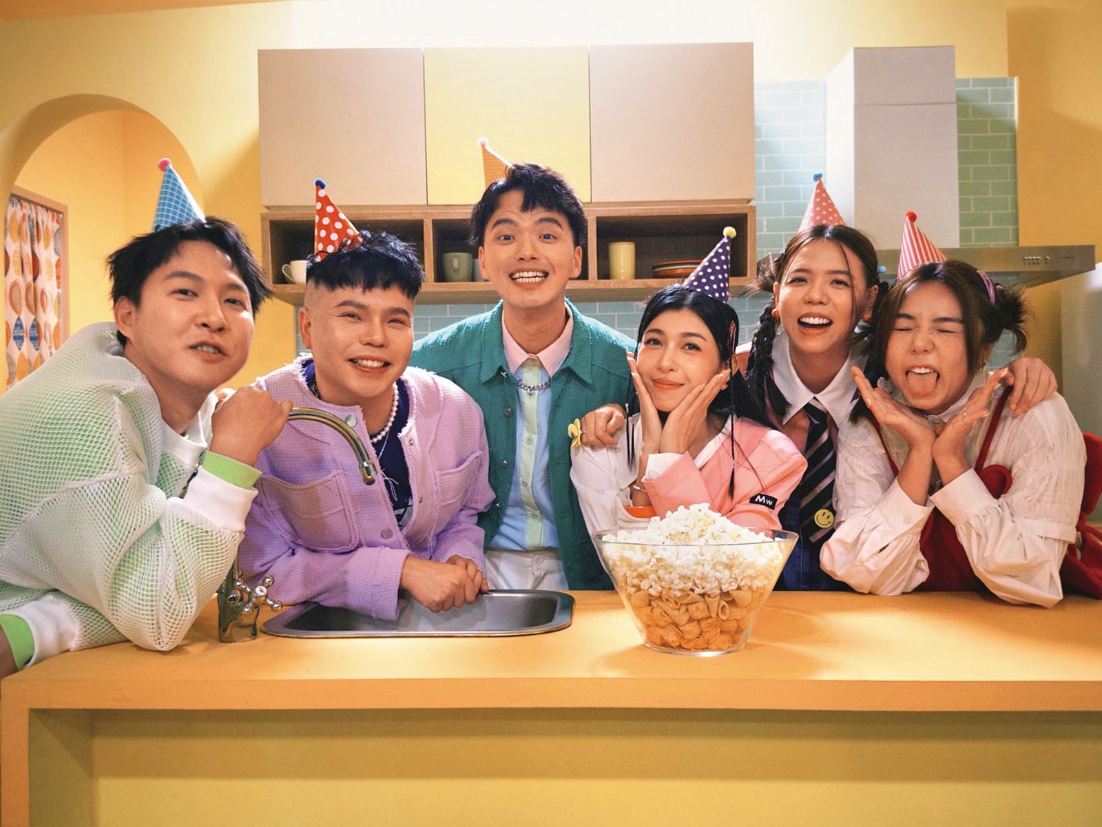 Ariel（右二）去年12月才集合「欸你這週要幹嘛」成員，一起拍攝頻道成立7週年的主視覺。（翻攝自欸你這週要幹嘛IG）