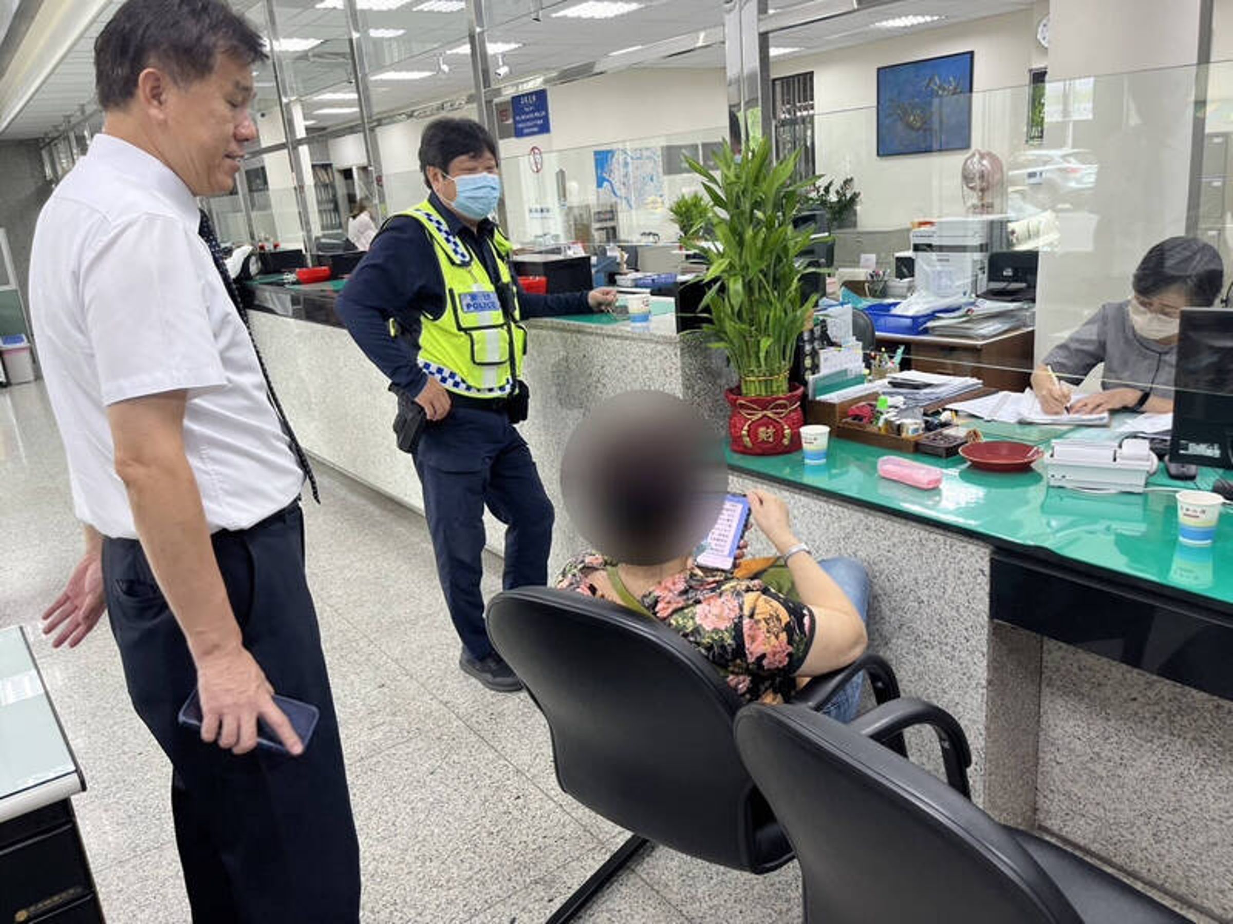 婦人3度掉落愛情陷阱，欲匯款給詐團扮演的「戰地情人」，最後，她當著員警的面，刪除並封鎖詐團。（翻攝畫面）