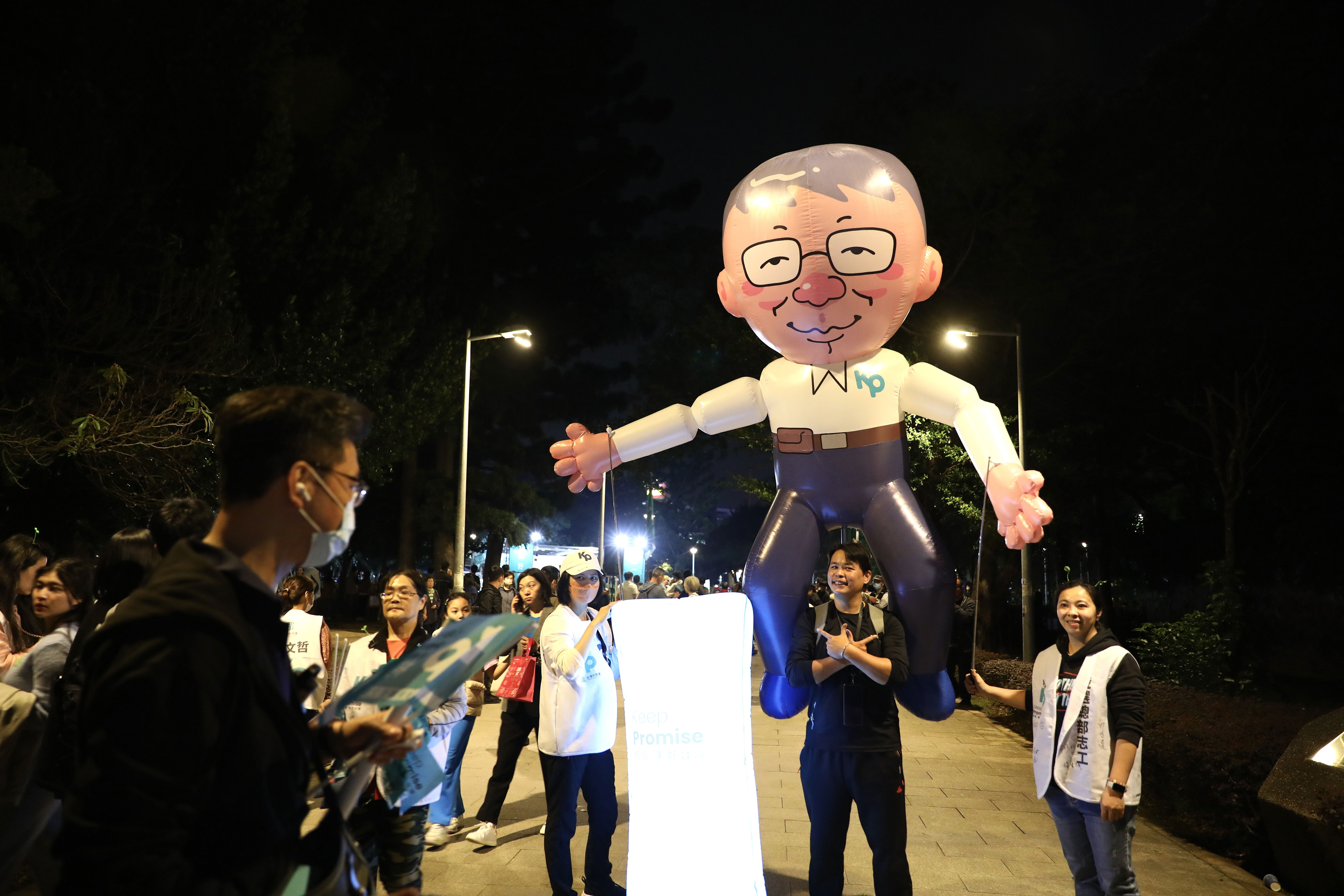 柯自認只剩他有義勇軍，柯粉更自主發起「扛阿北」活動，扛著7公斤柯造型氣球從富貴角苦行到恆春。