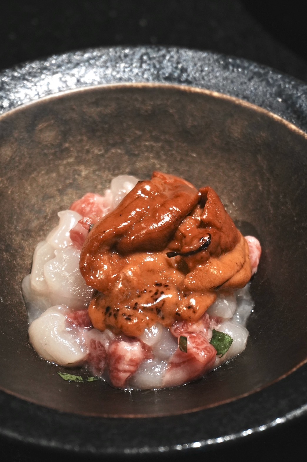老饕熟悉的經典菜色「一品超甜美」，於干貝、和牛上層鋪滿海膽，入口滑嫩噴鮮。 