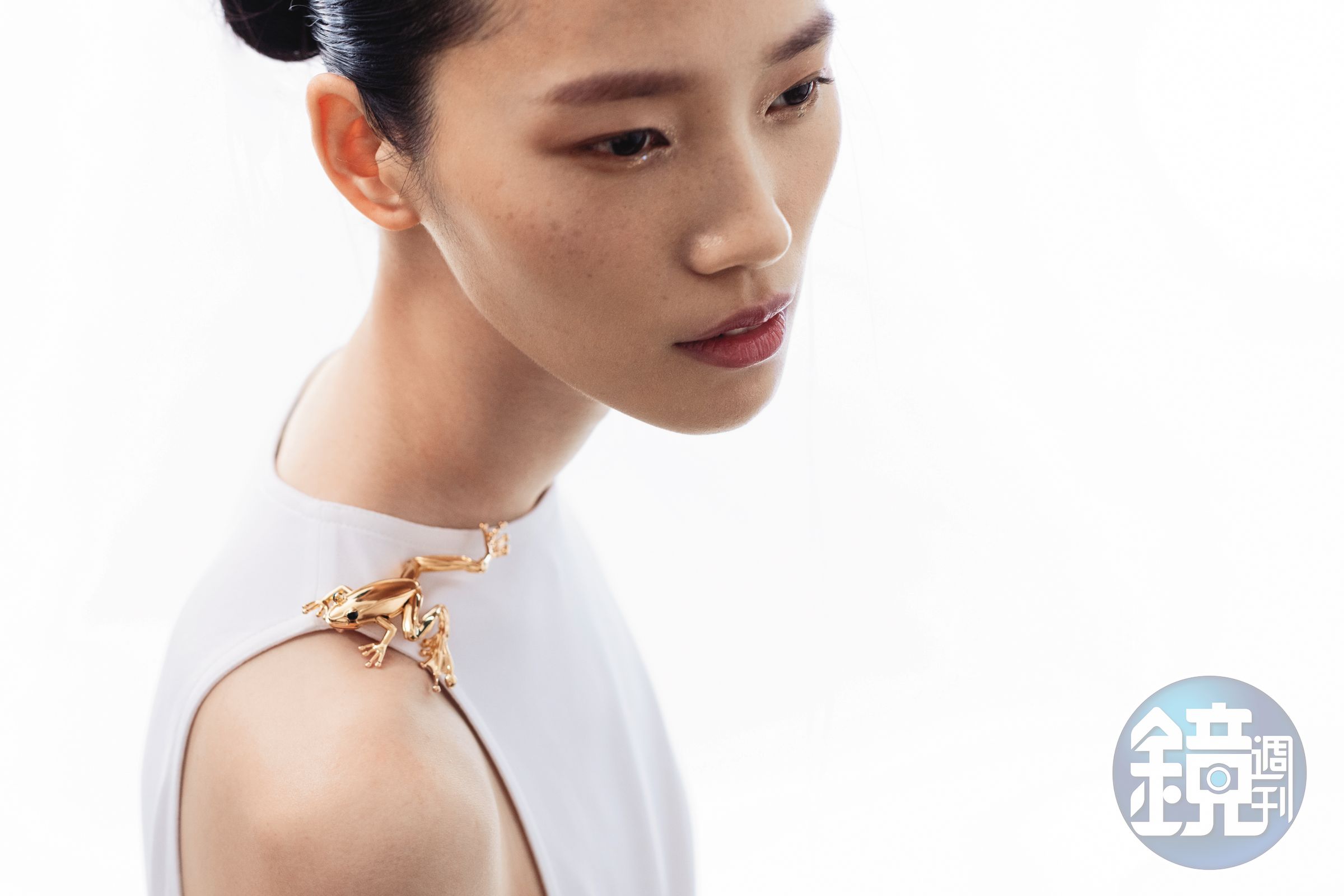 白色無袖洋裝 價格店洽 by GUCCI／Rana金色青蛙別針 NT$47,700 by BOTTEGA VENETA