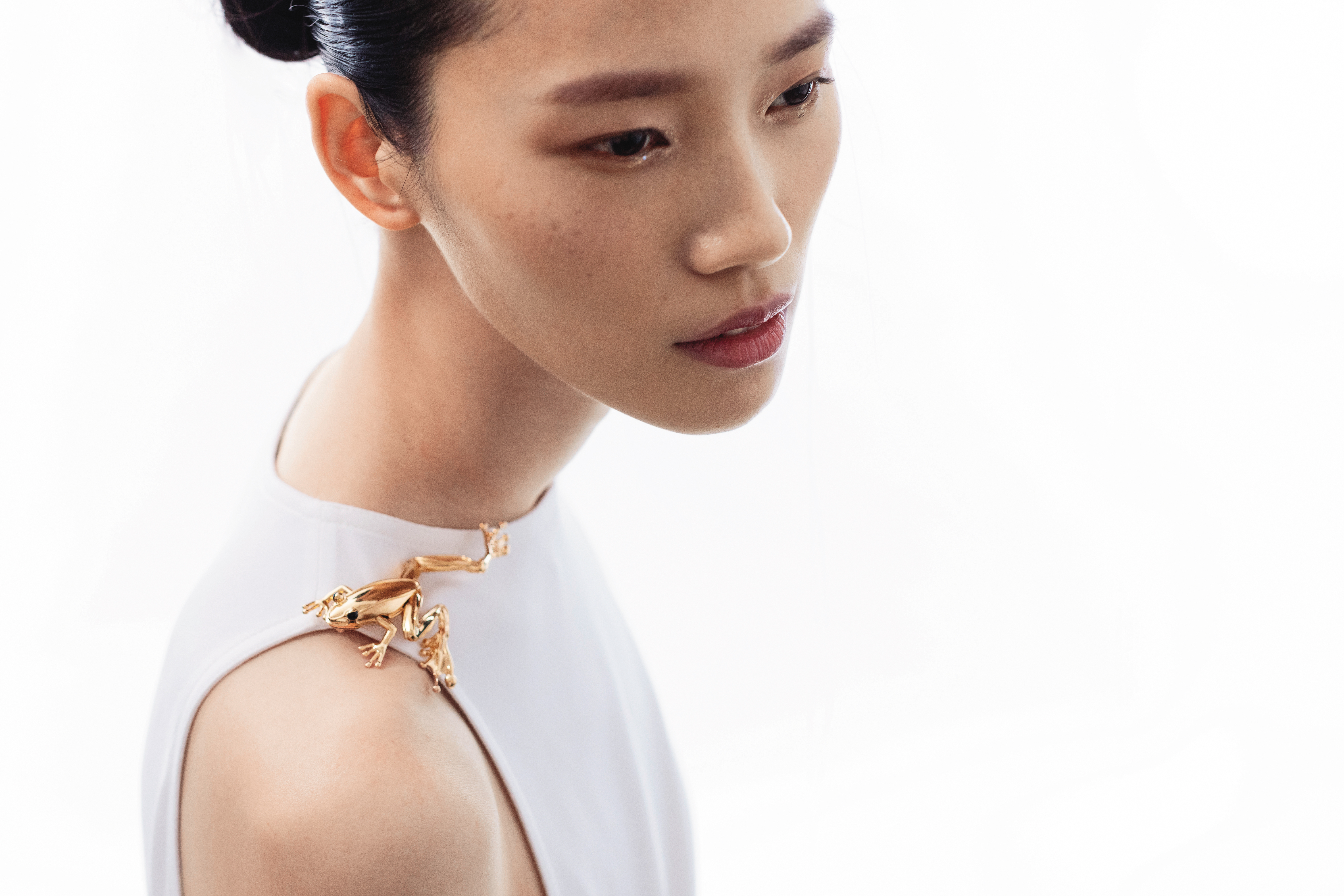 白色無袖洋裝 價格店洽 by GUCCI／Rana金色青蛙別針 NT$47,700 by BOTTEGA VENETA