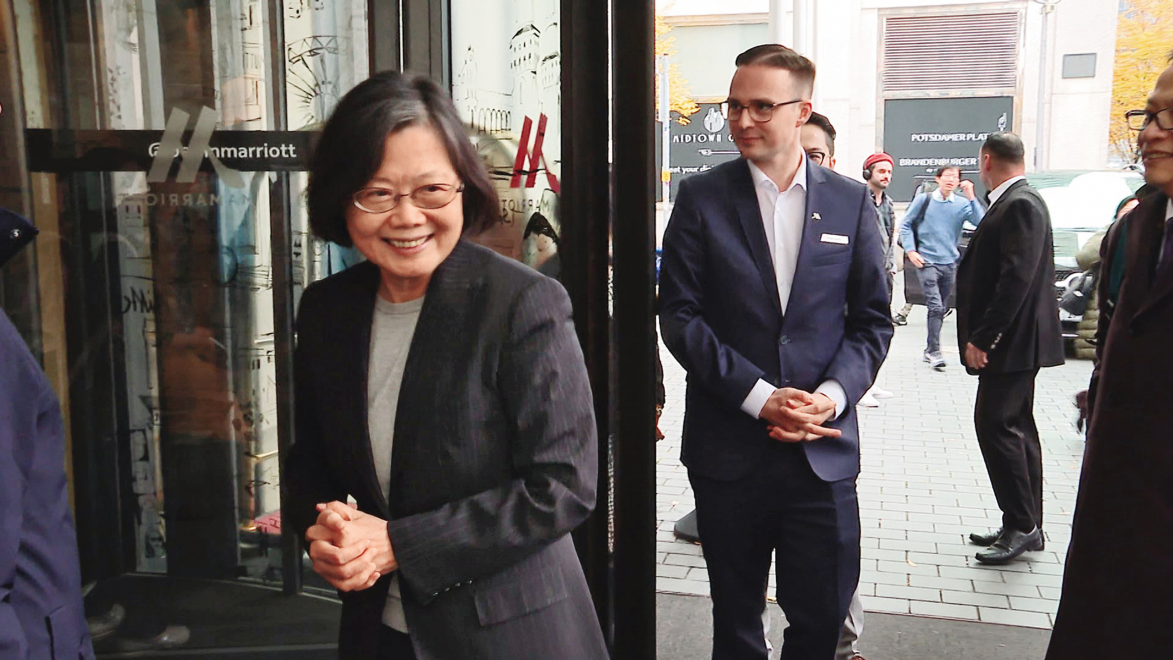 蔡英文(左)卸任後持續致力為台灣外交關係打拚。(鏡新聞提供)