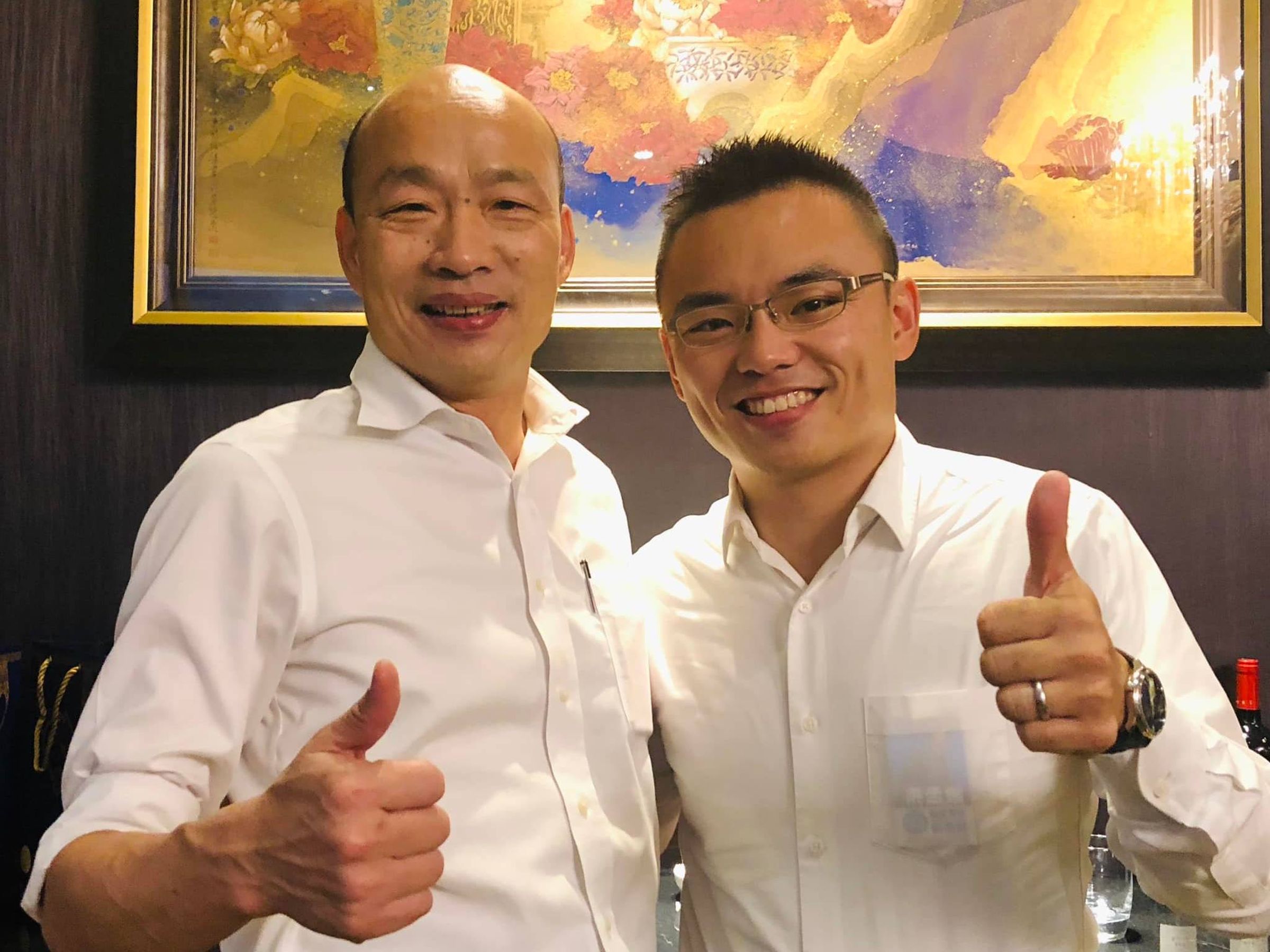 洪孟楷(右)日前與韓國瑜(左)一同搭電梯,曝韓國瑜對他說:「要有人做桶箍,不然人民真的很痛苦!」(翻攝自洪孟楷臉書)