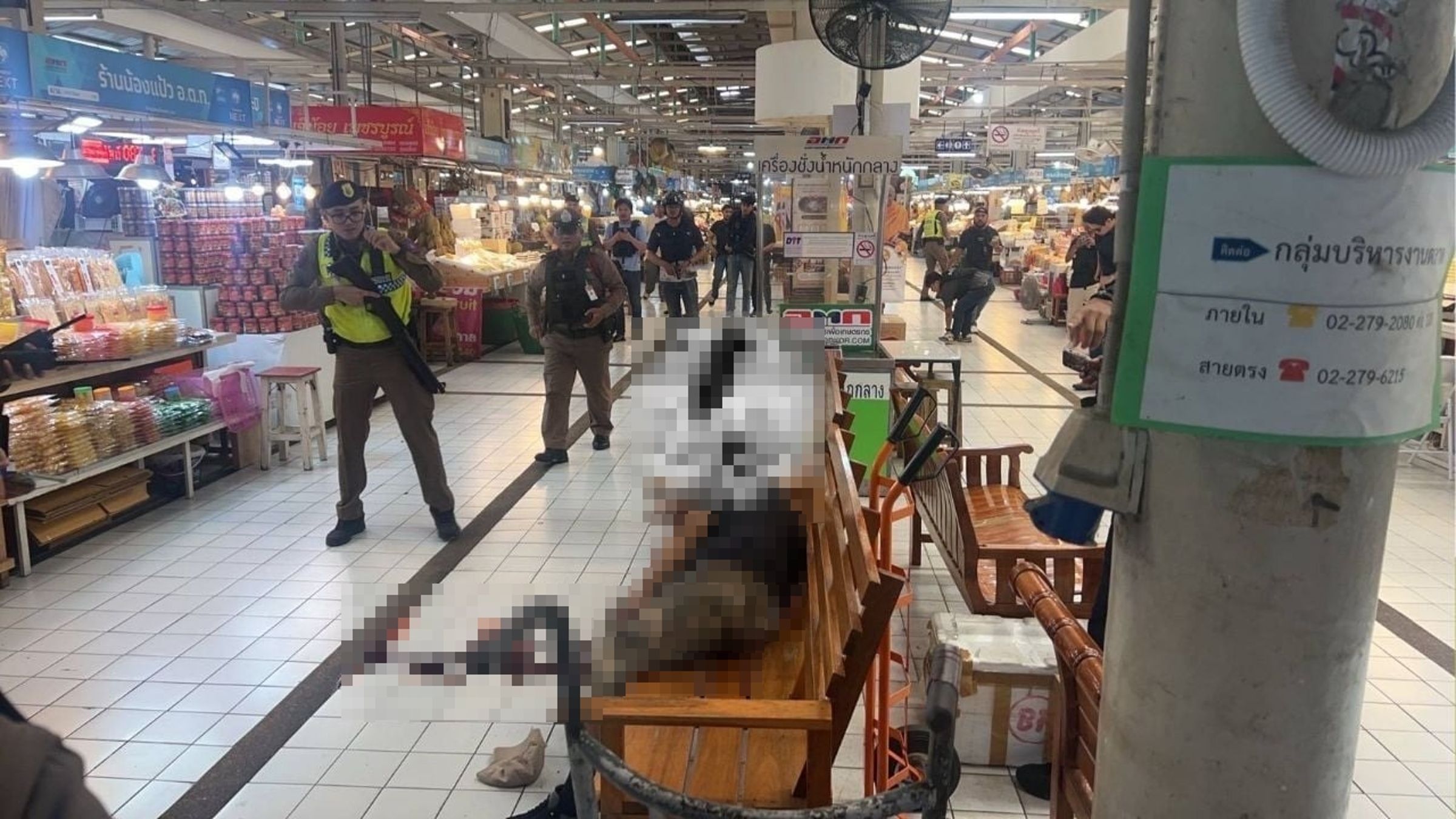 Or Tor Kor農夫市場昨發生重大槍擊案,最終槍手在現場自盡身亡。(翻攝自thethaiger.com)