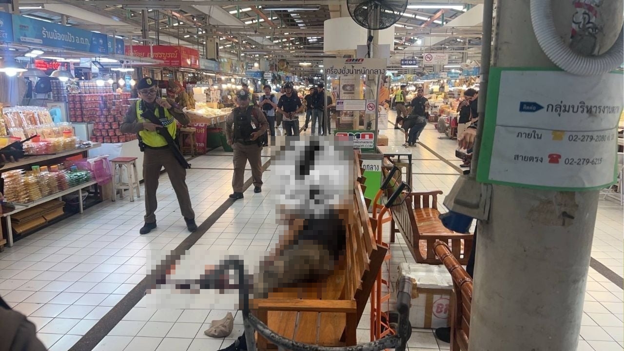 Or Tor Kor農夫市場昨發生重大槍擊案，最終槍手在現場自盡身亡。（翻攝自thethaiger.com）