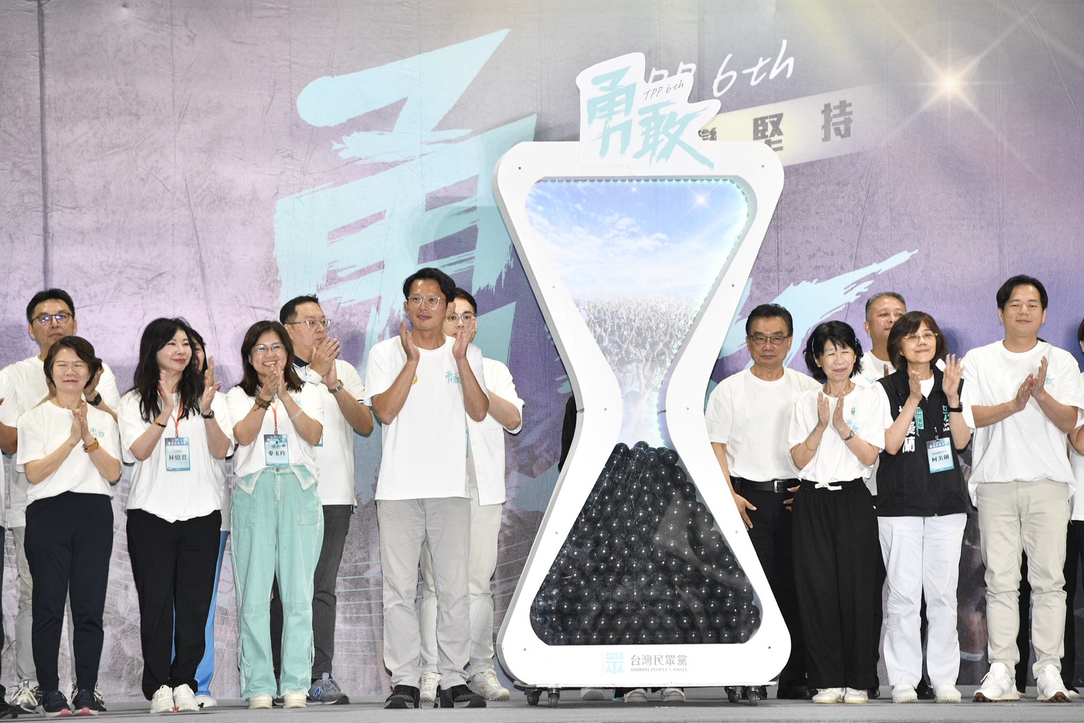 民眾黨今日召開黨代表大會，決議維持不分區立委2年條款，但有黨內人士向媒體抱怨，黃國昌逕自擱置關於2年條款的提案，不給討論也不給表決。（鏡報李智為）