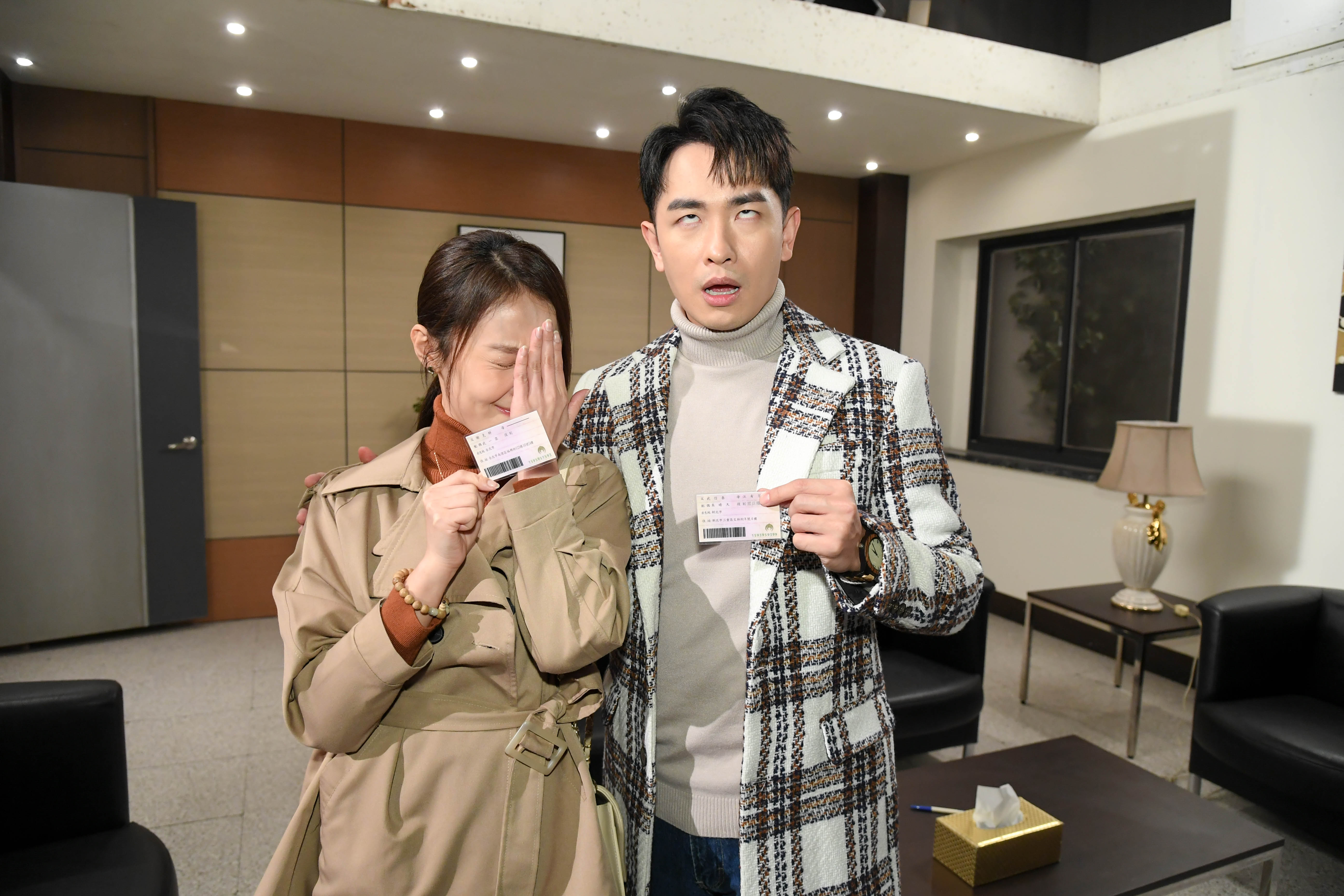 陳謙文和林昀希在三立八點台劇《天道》因中邪術結婚。（三立提供）