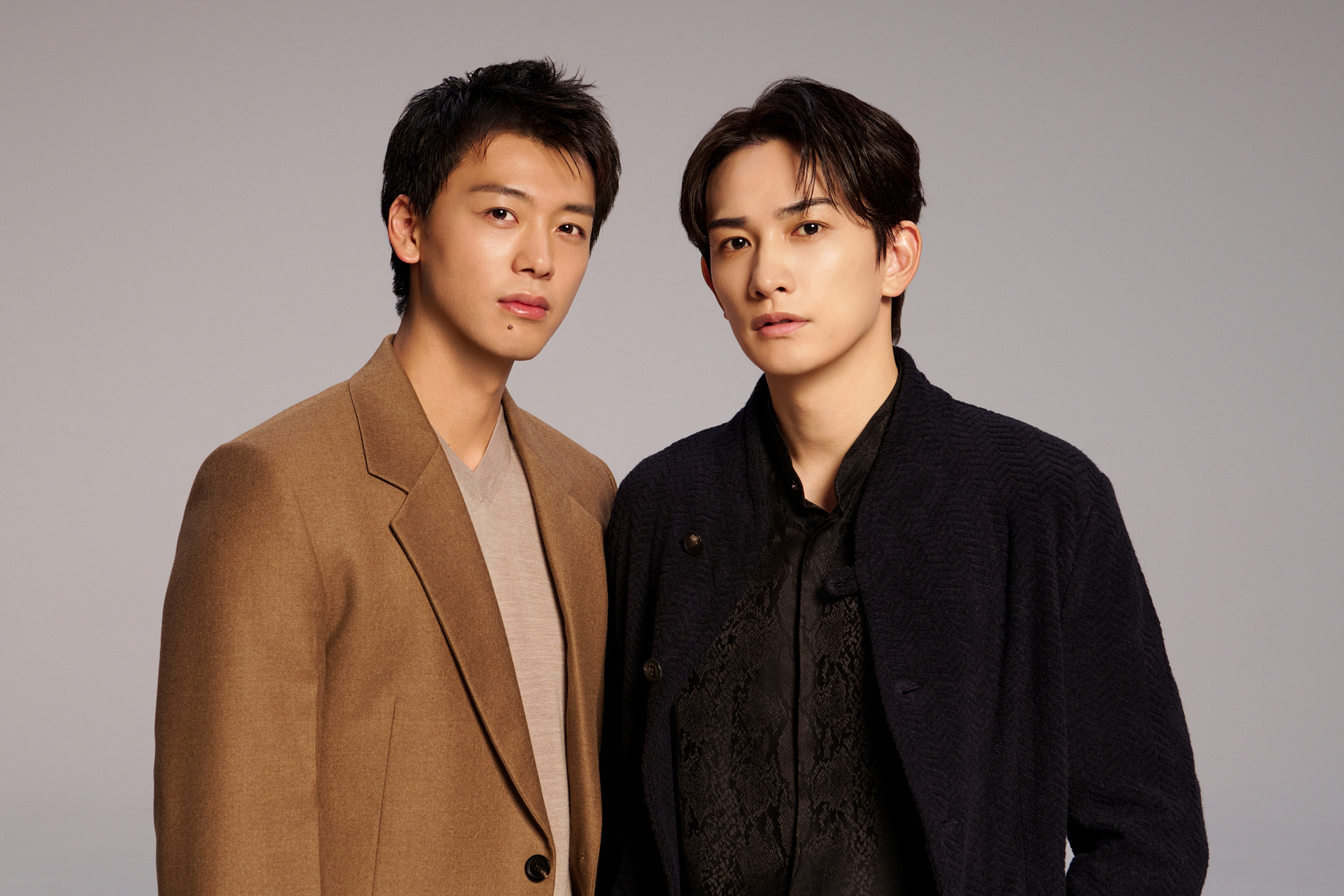 竹內涼真(左)與町田啓太接受本刊專訪,表示不論在身體或情感上都不保留,持續見面、練習讓《10DANCE》能完美地呈現在大家面前。(Netflix提供)