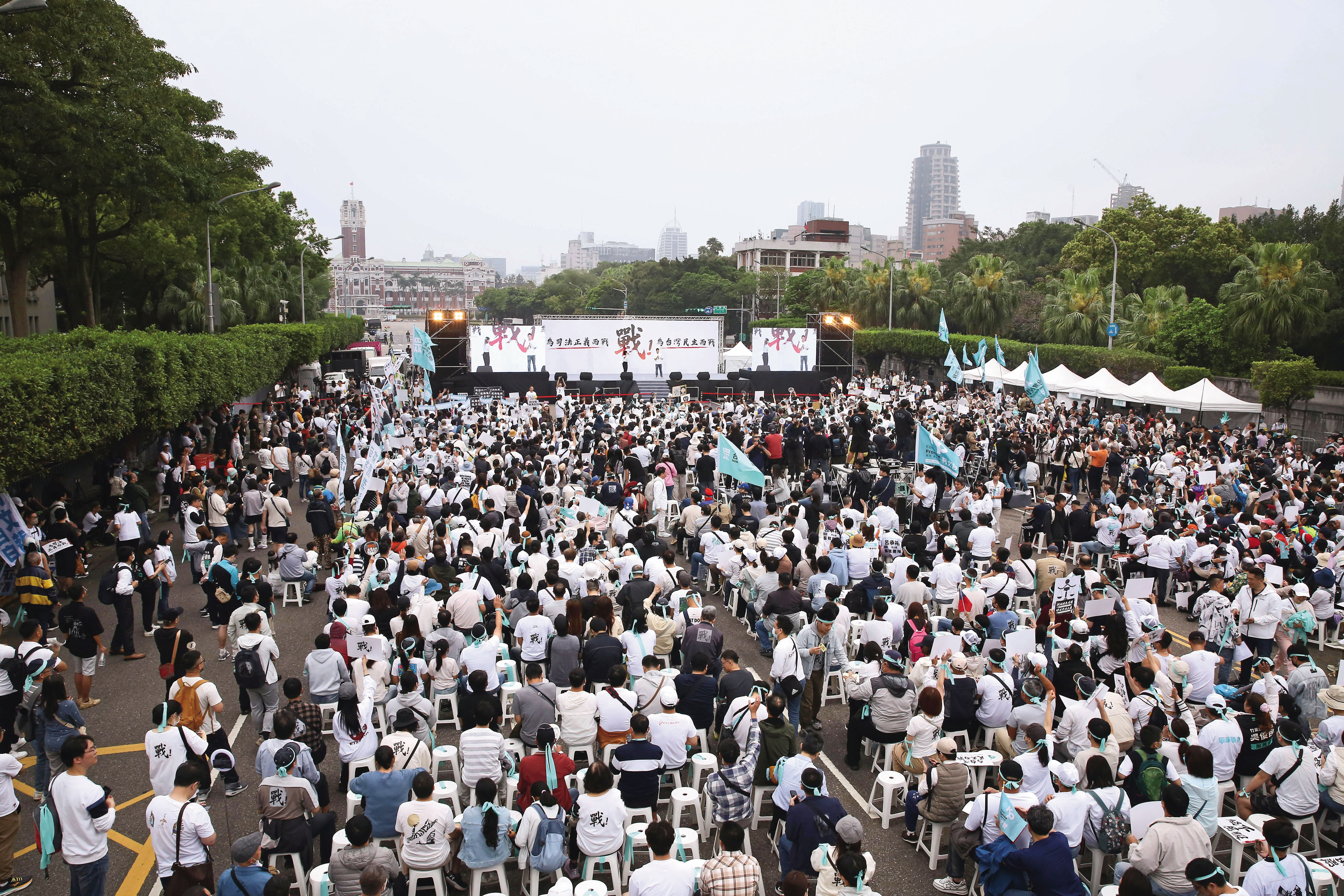 白營憂心柯文哲若喪失參選總統資格恐會流失未來藍白競合籌碼。圖為白營329凱道集會畫面。(鏡報董孟航)