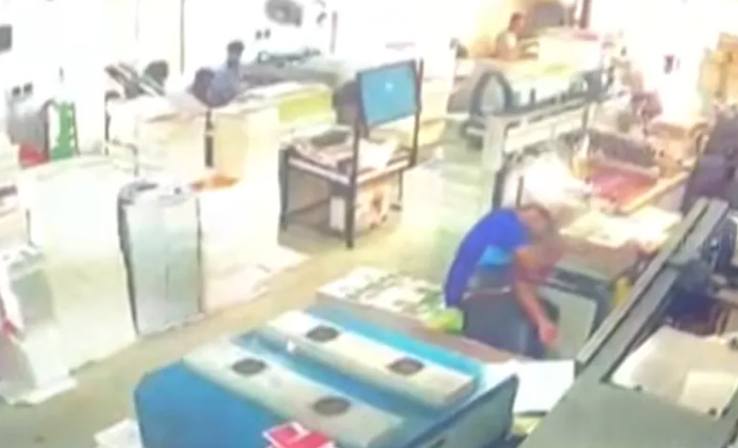 斯里蘭卡一間私人印刷廠發生工安事故，一名員工在維修機器時遭印刷設備夾住頭部，送醫搶救仍不治。（翻攝自Youtube）