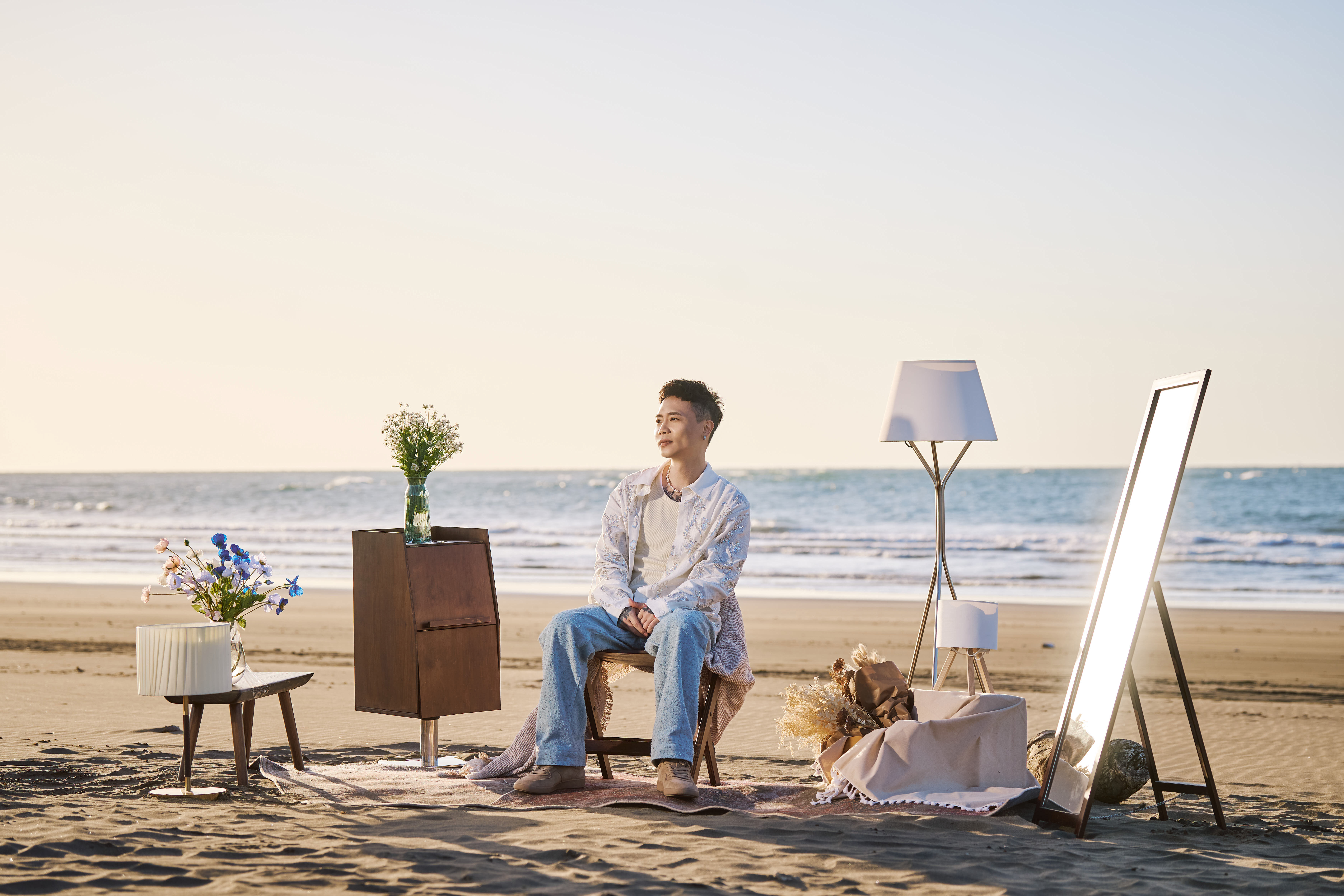 蕭秉治新歌〈頻率〉在海邊拍攝，遇上放晴天氣超幸運。（相信音樂提供）