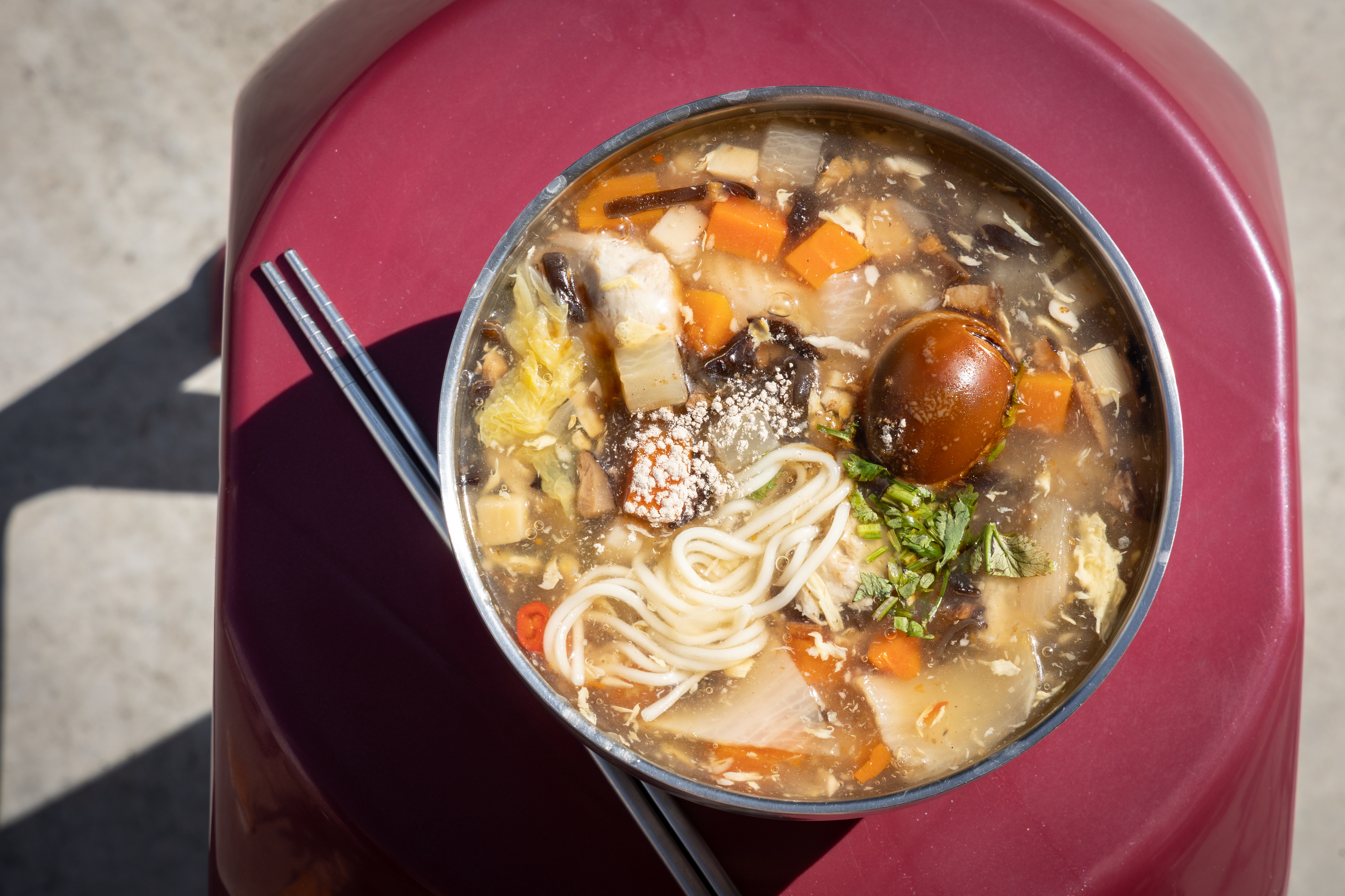 台南的早餐文化只能以豐盛來形容，出自總舖師之手的「魯麵」就是其一。