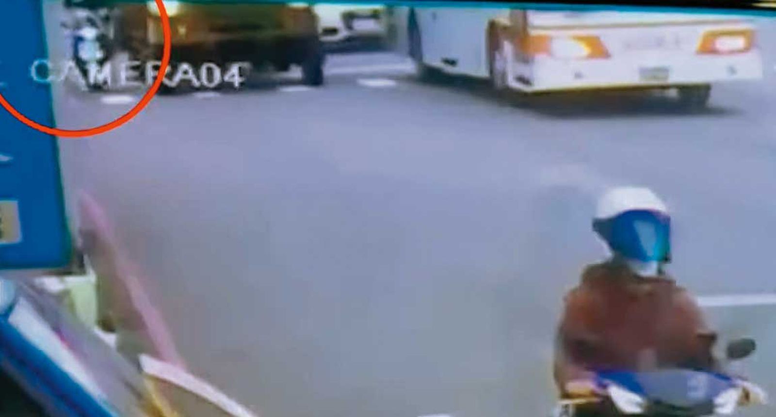 陳姓女子當天騎機車載女兒去上課卻不幸喪命，監視器拍下2人最後的身影（紅圈處）。（翻攝畫面）