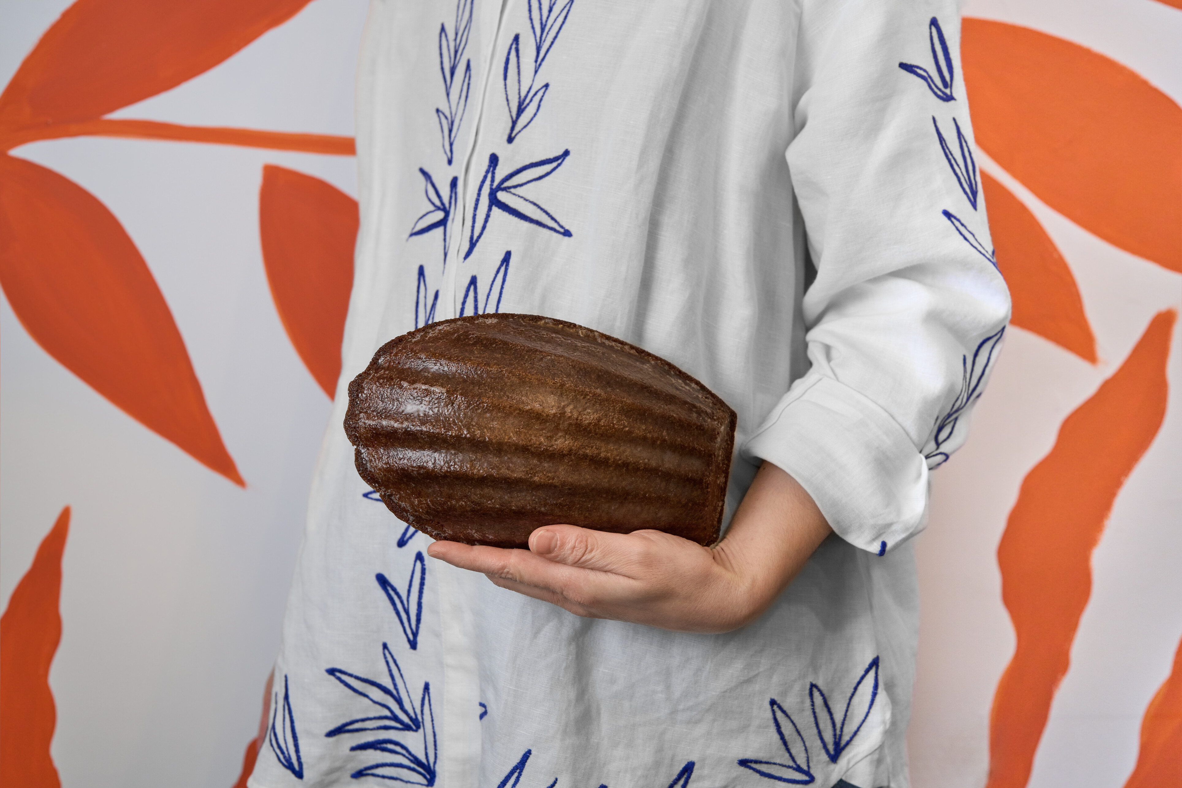 「Sunbird」獨家推出台灣鐵觀音茶口味巨型瑪德蓮，風味很特別。（1,080元／份，含1顆巨大瑪德蓮與3顆小瑪德蓮及海鹽焦糖醬）