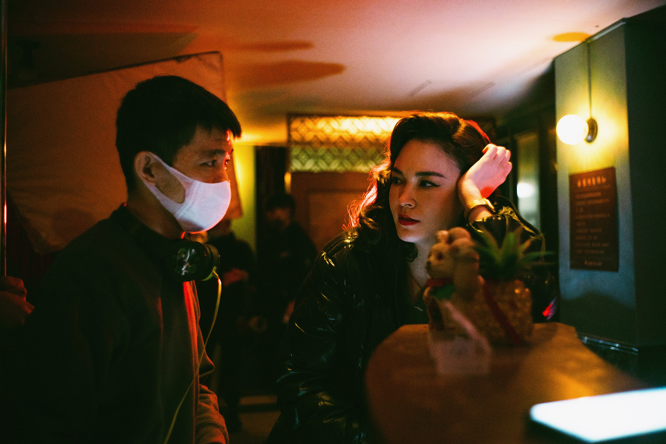 導演徐漢強（左）針對張榕容（右）的特質，為她量身打造厲鬼天后凱薩琳一角。（牽猴子提供）