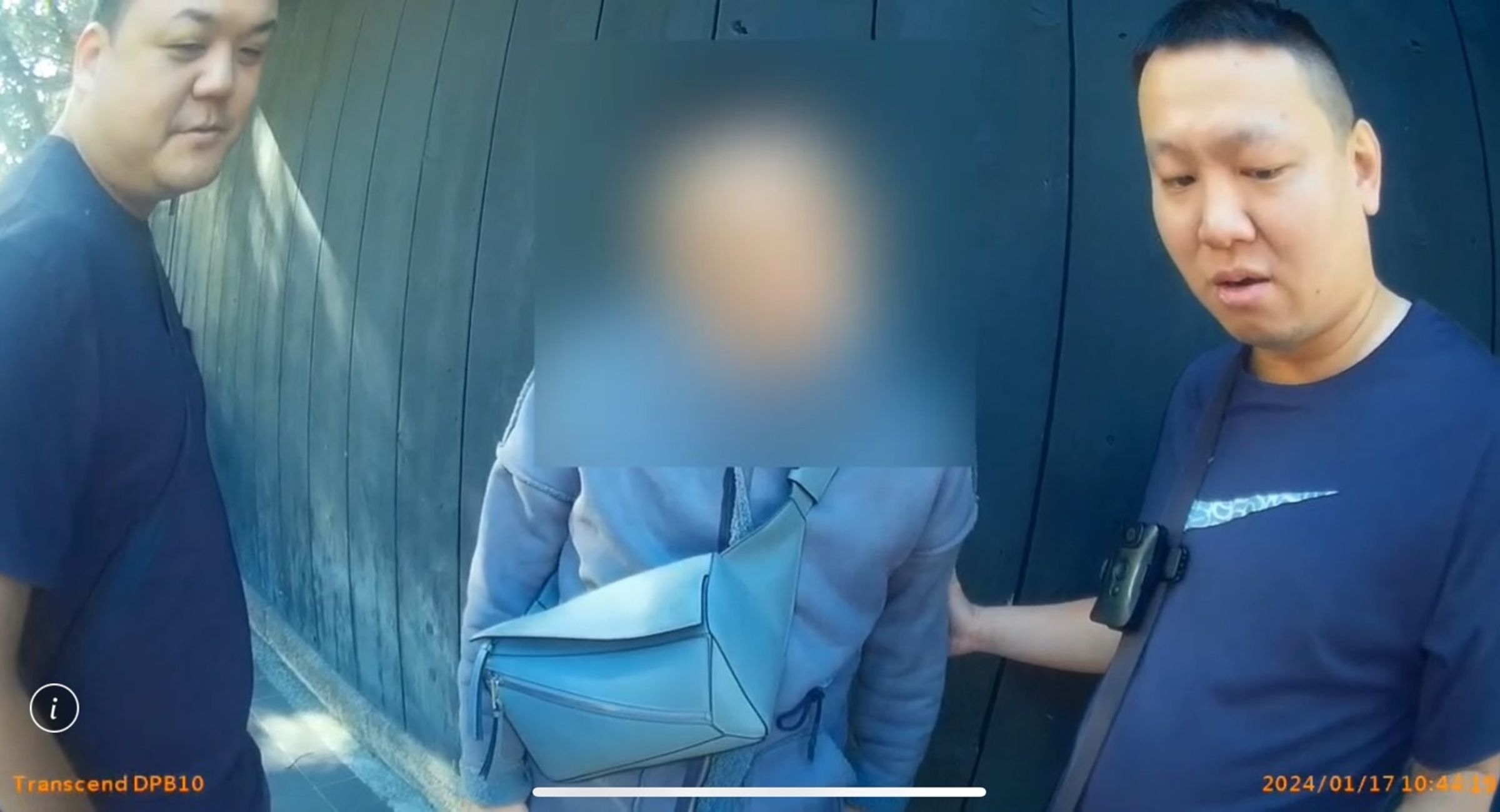 警方在許男住處埋伏，見許男現身隨即上前拘捕。（翻攝畫面）