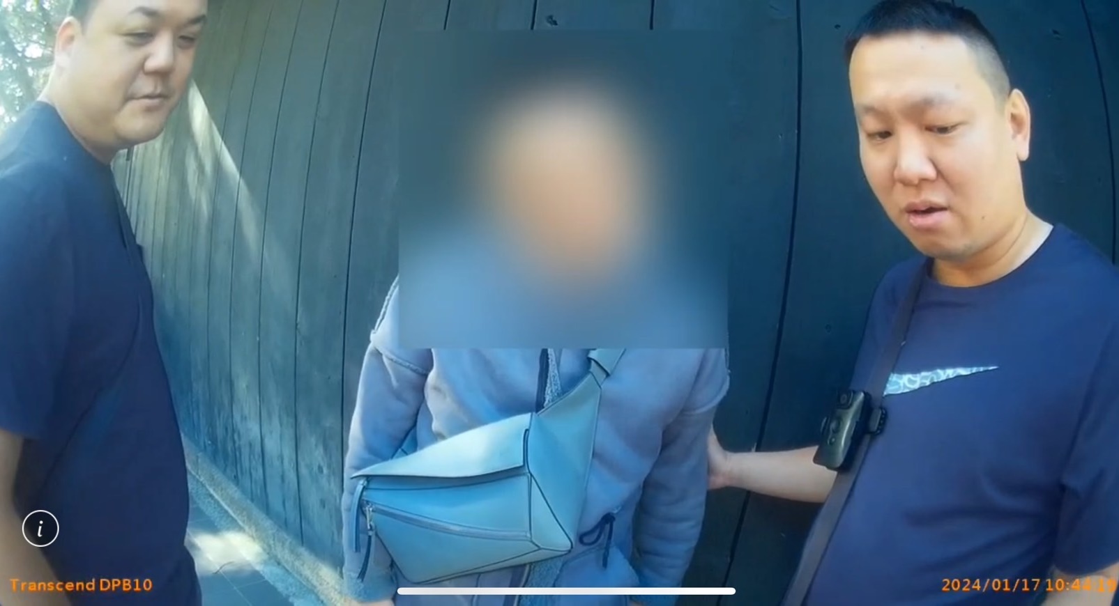警方在許男住處埋伏，見許男現身隨即上前拘捕。（翻攝畫面）