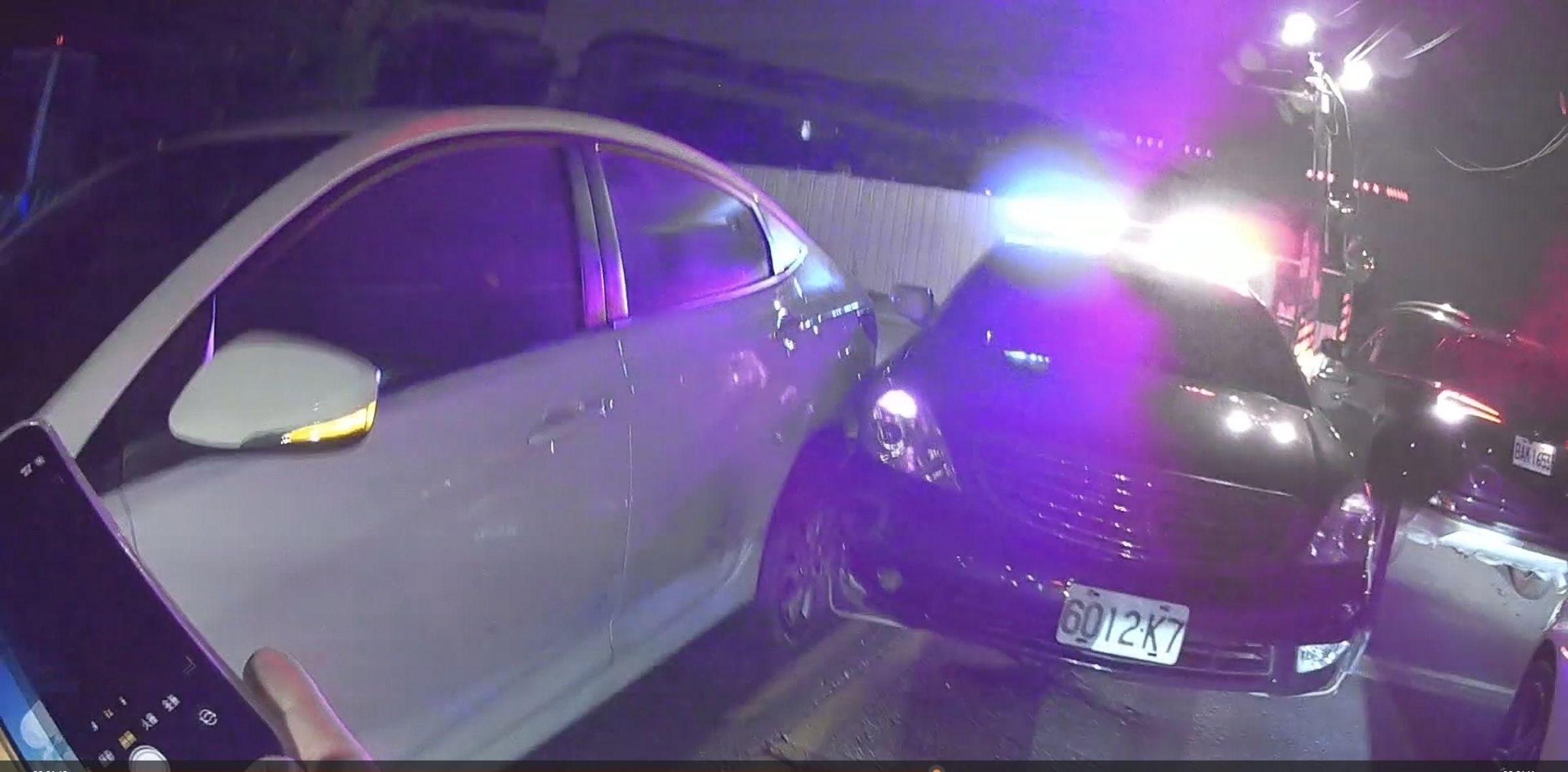 警方朝徐男車身連開4槍，將徐男拉下車壓制逮捕。（翻攝畫面）