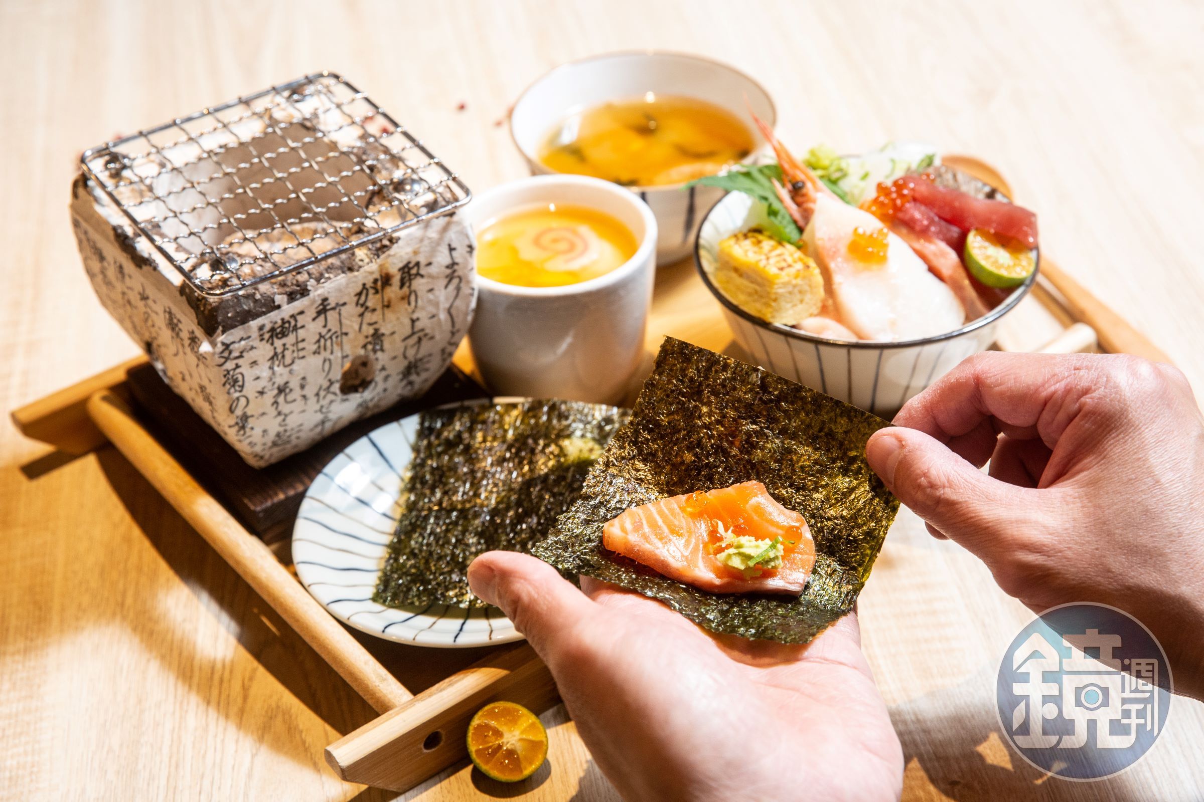 一般日料店的丼飯是由店家搭配,魚吞則像海鮮自助餐一樣,提供生魚片、鮭魚卵、鮑魚、海膽等二十種海鮮食材,客人可任選四樣自由組合。(480元/份)