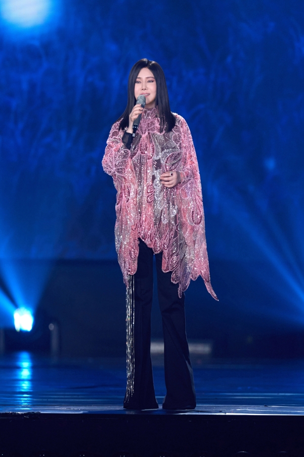 二姐挑戰逾40分鐘未間斷演唱20首歷年經典歌曲，如同串連為一首完整的人生歌曲。（寬宏藝術提供）