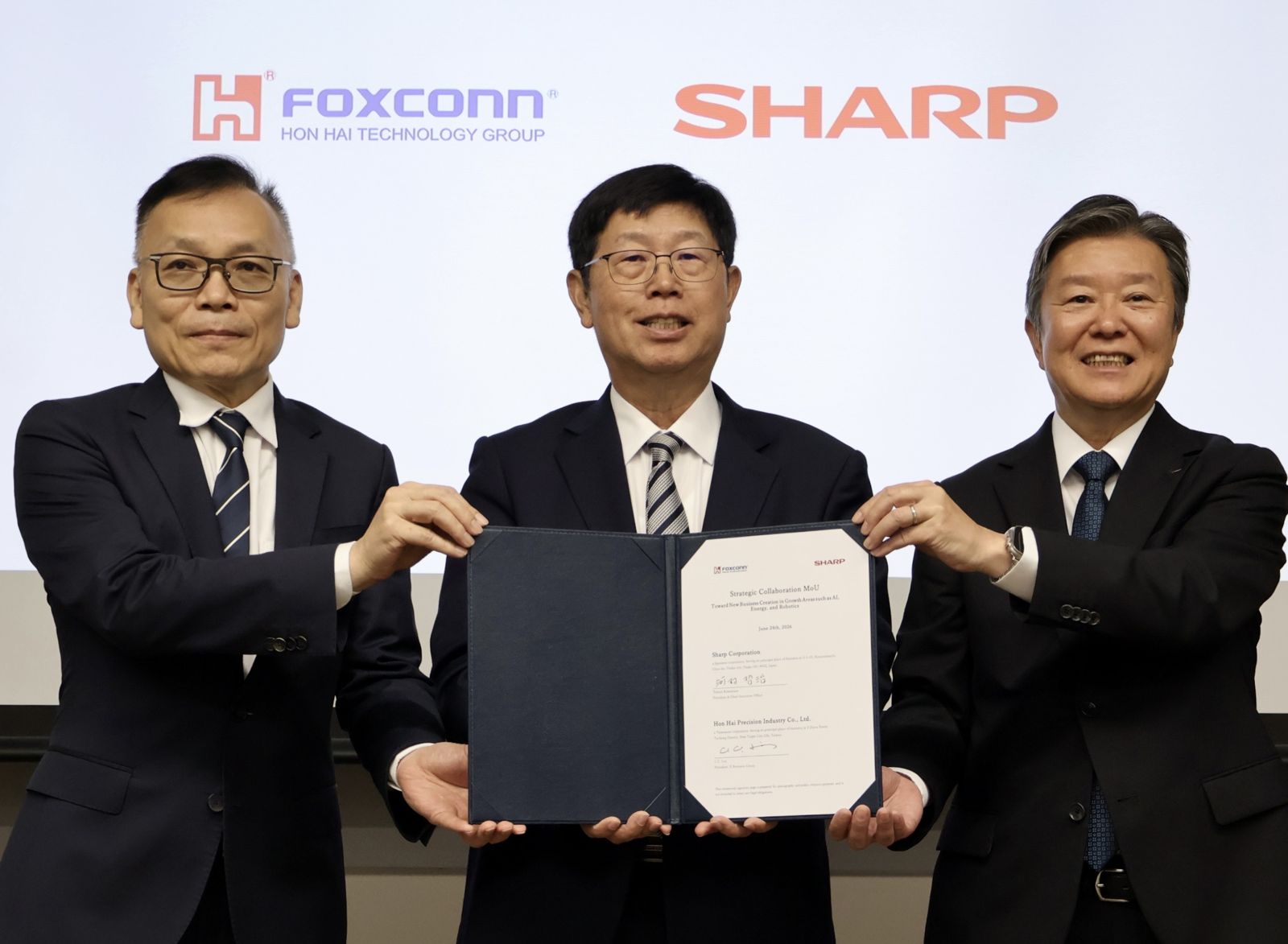 鴻海劉揚偉飛到哪合作就到哪 抵大阪親促鴻海、SHARP簽訂MOU