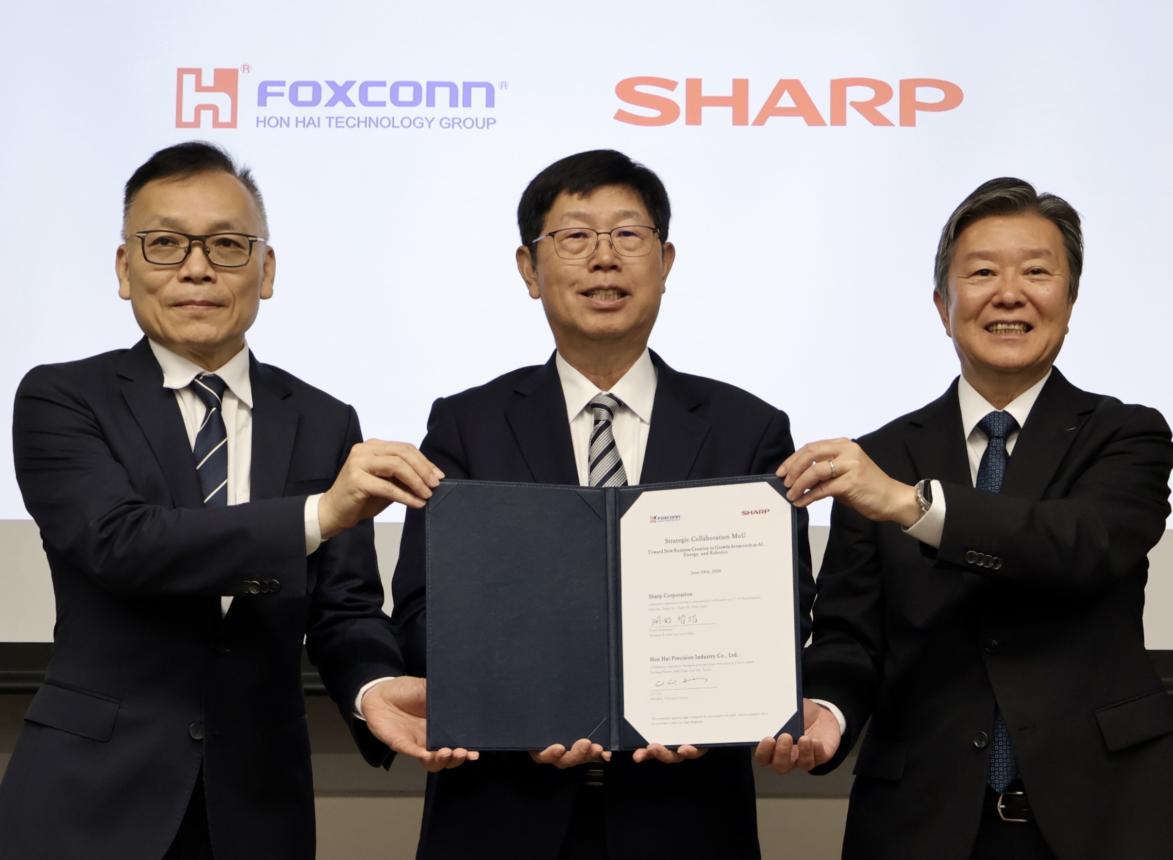 鴻海劉揚偉飛到哪合作就到哪　抵大阪親促鴻海、SHARP簽訂MOU