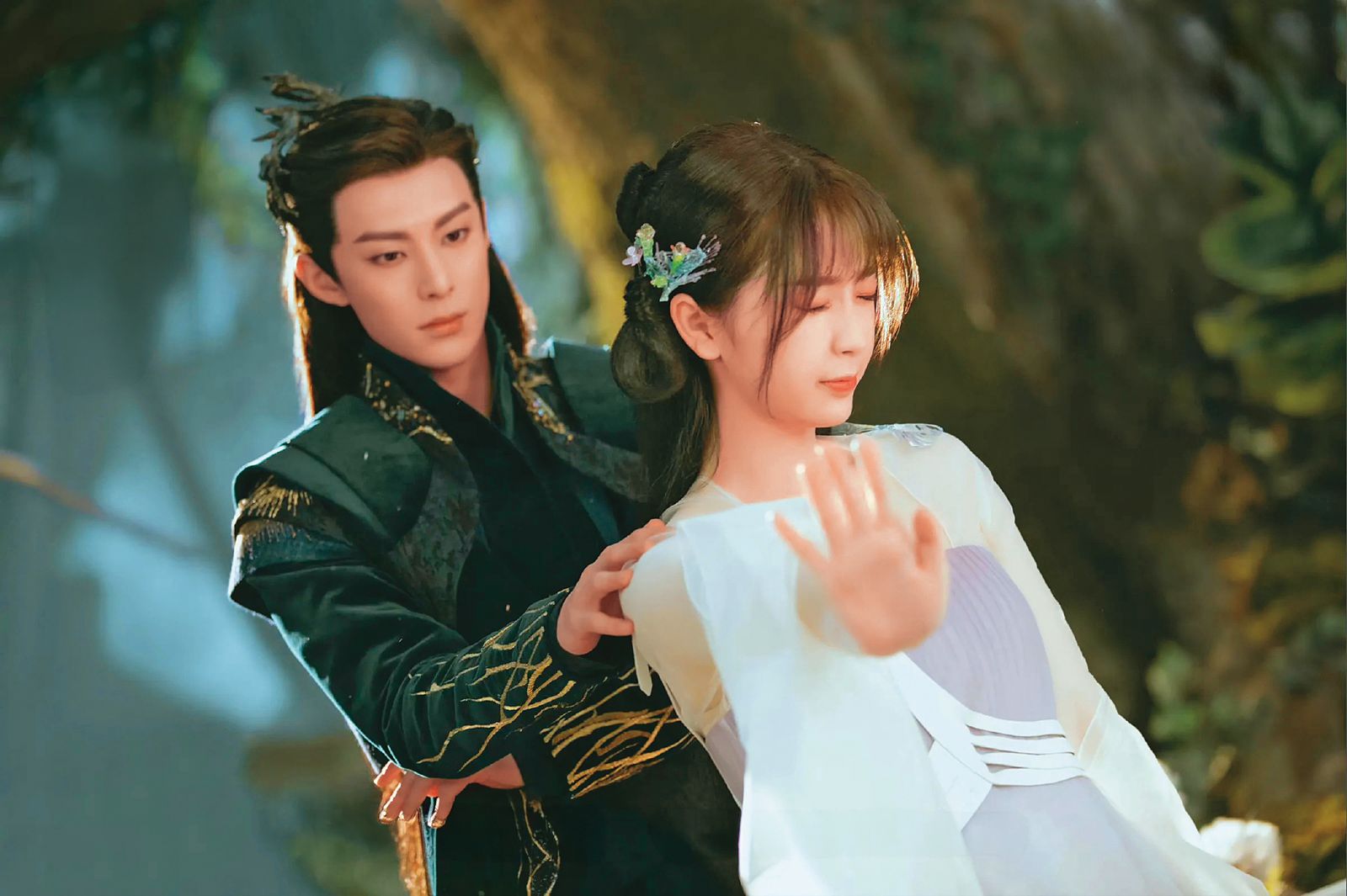王鶴棣（左）真正大紅是因為2022年與虞書欣（右）主演的仙俠劇《蒼蘭訣》，2人的CP「棣欣引力」受歡迎程度堪稱現象級