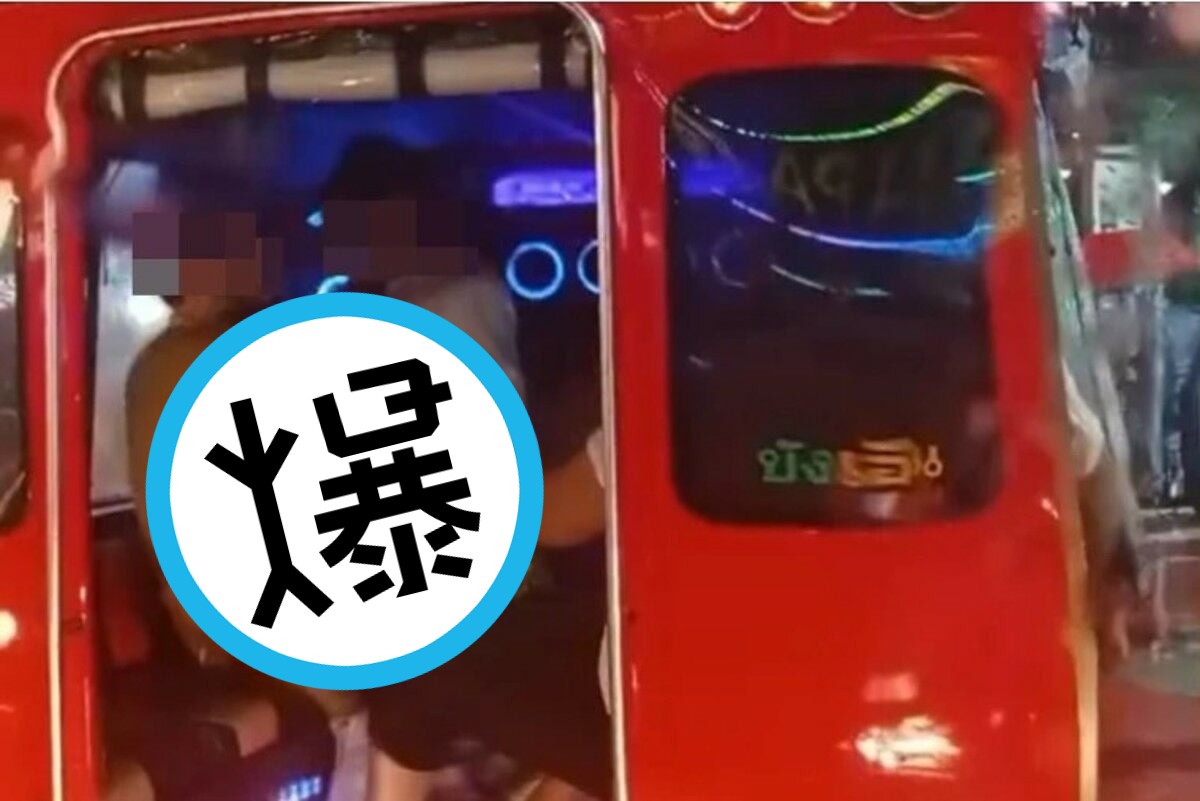 雨中塞車濕了！普吉島嘟嘟車驚現「4P多人運動」，大家目睹活春宮。（翻自《泰國頭條新聞》）