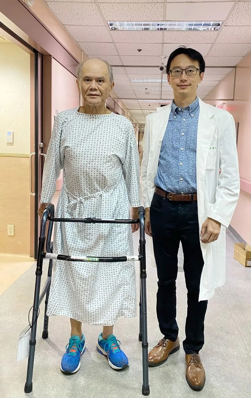 施男最終接受「前外側式人工全髖關節置換術」，手術後當天下午即可下床走動。（澄清醫院中港院區提供）