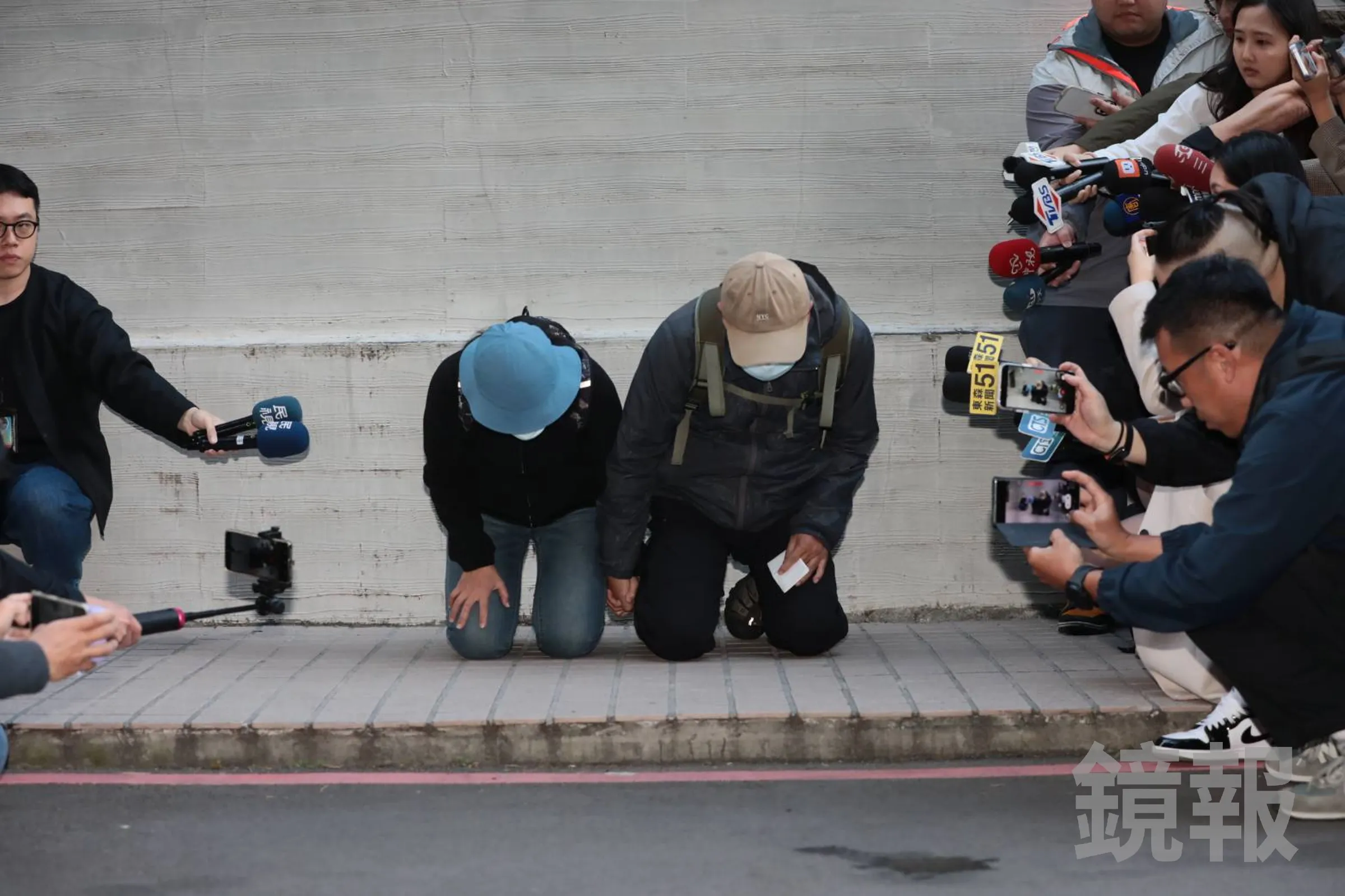 嫌犯張文父母在輿論壓力下，選擇在鏡頭前下跪道歉。（鏡報林煒凱攝）