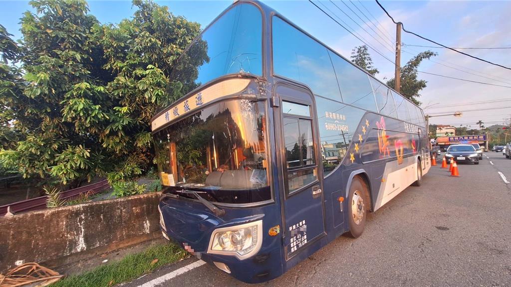 嘉義縣竹崎鄉一所高中10日發生校車事故,司機疑似突發身體不適,導致校車擦撞路邊自小客車與電線桿,所幸並無人傷亡。(翻攝畫面)