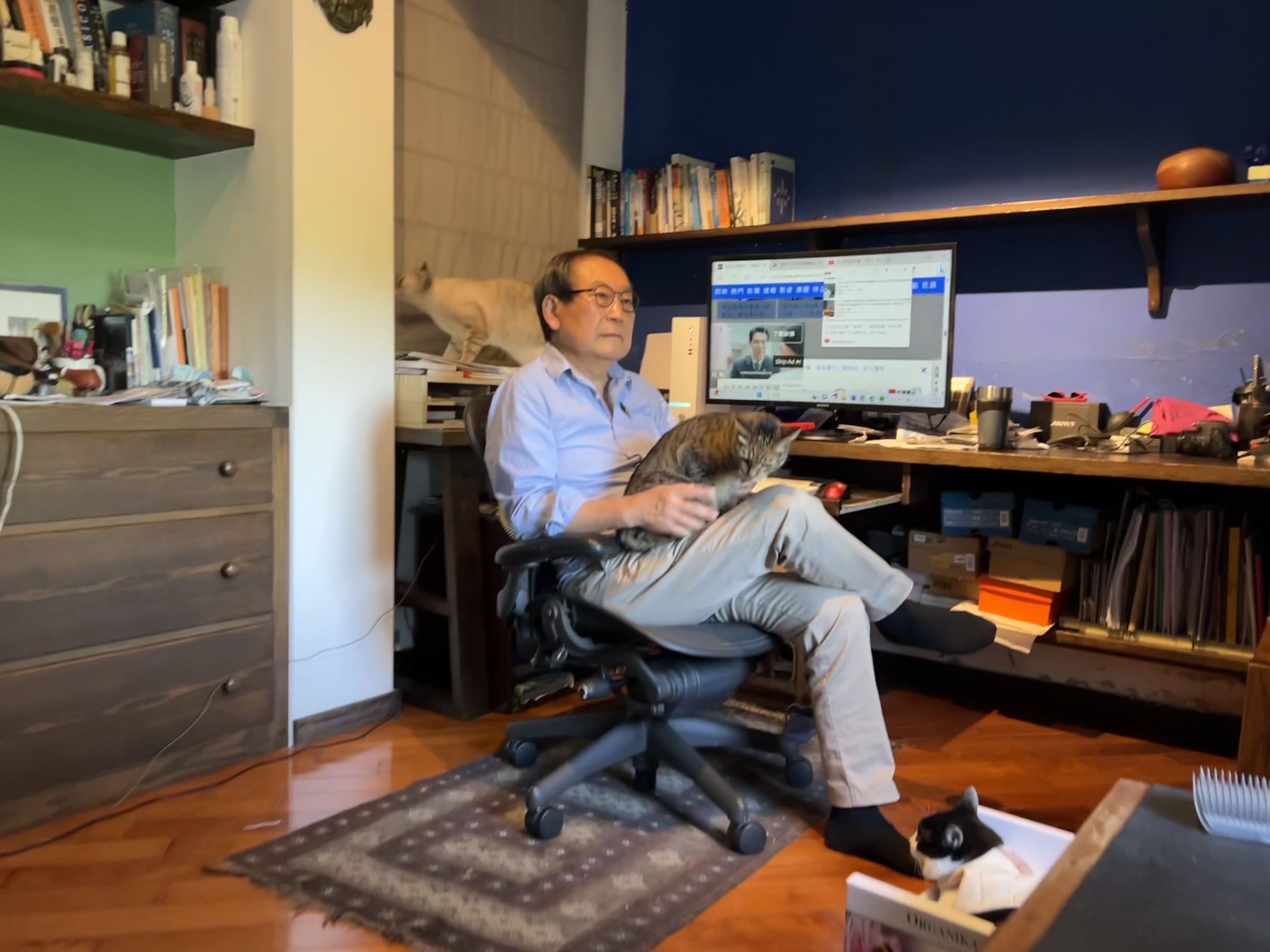 錢永祥傳給我們許多他和貓共同生活的照片，動物社會研究會的副執行長陳玉敏說，和貓相處的錢永祥，和平常的他完全不同。（錢永祥提供）