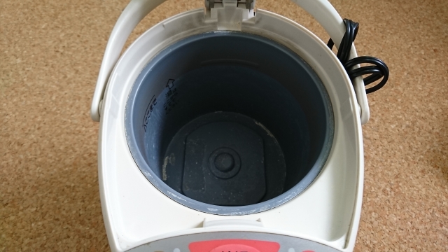 不少粉絲為了搶到演唱會或頒獎典禮門票，嘗試各種「玄學偏方」，近期更流行將手機放入電子鍋內鍋，引發網友熱議。（示意圖／photo-ac）