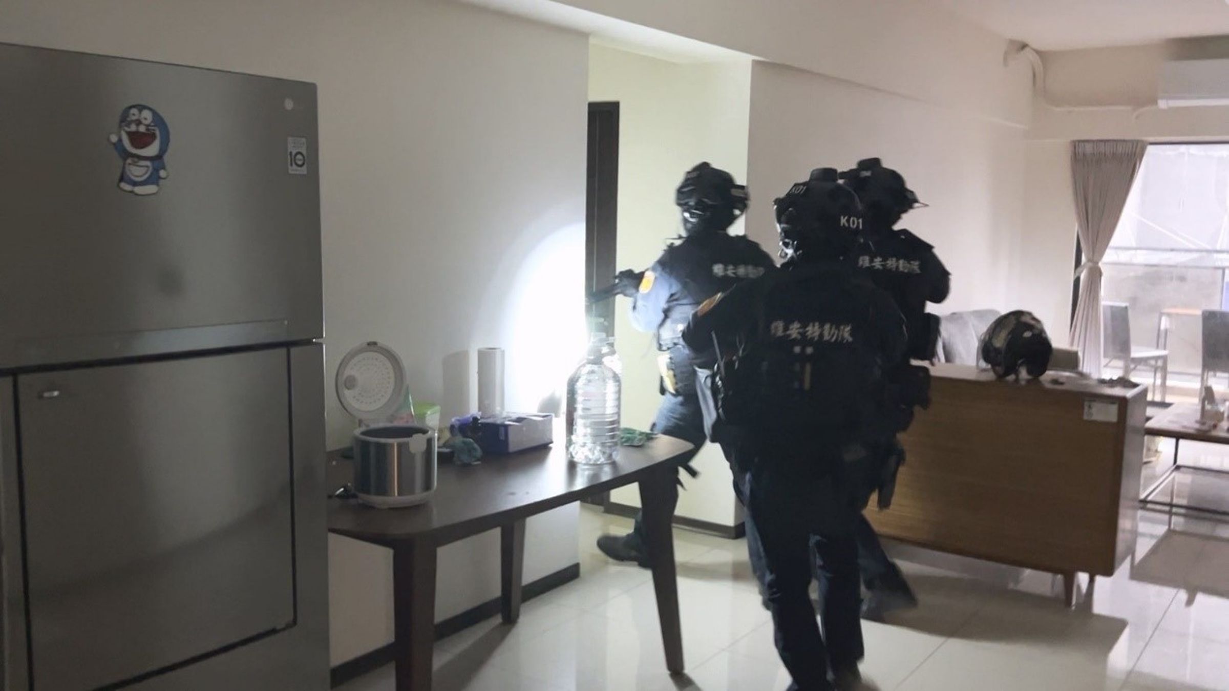 嫌犯強逼2名被害人互吃排泄物,迫使2人進行自慰、口交、肛交等性交。(翻攝畫面)