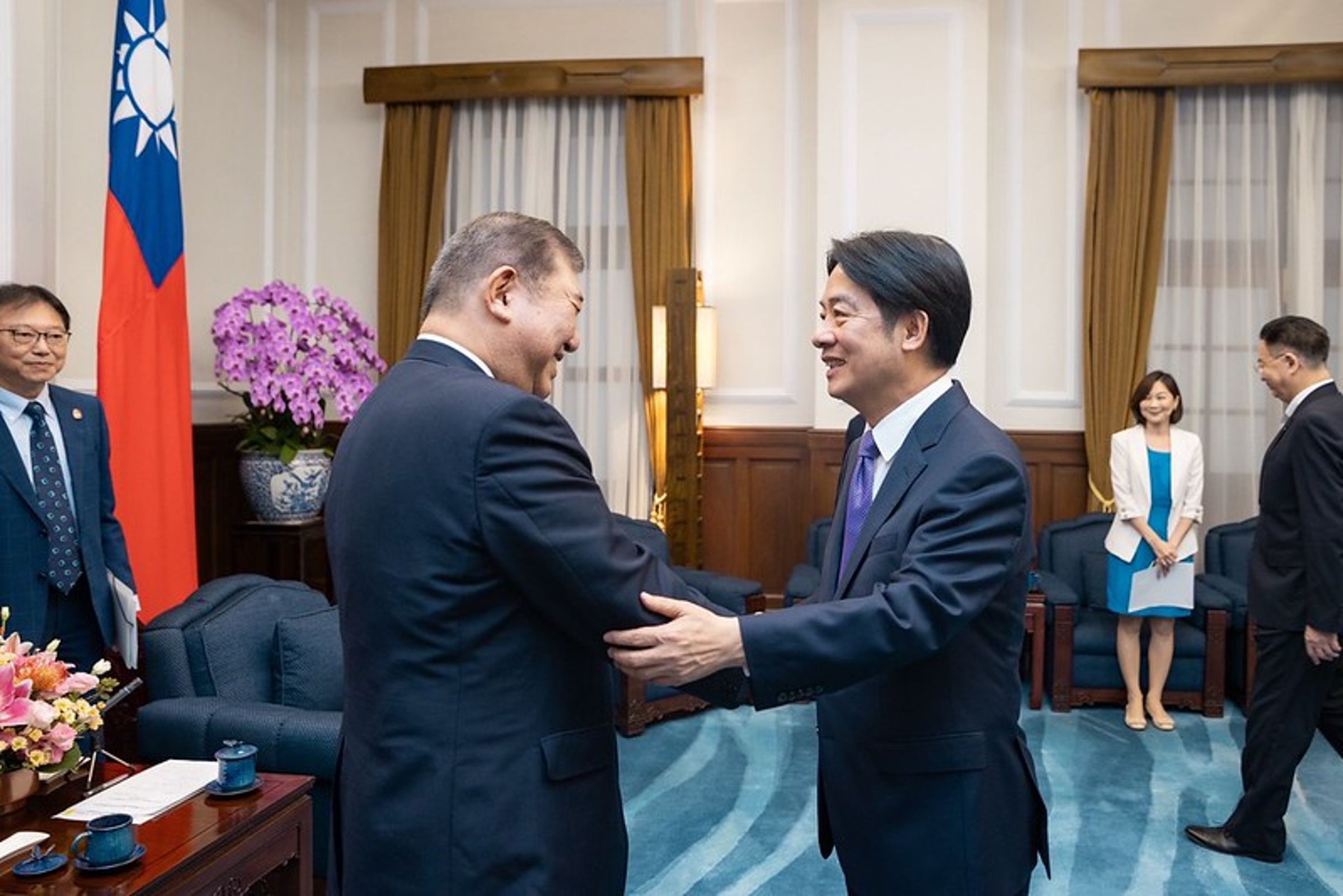 賴清德總統8月時接見「思考日本安全保障議員之會」訪問團,與時任眾議員的石破茂相談甚歡。(總統府提供)