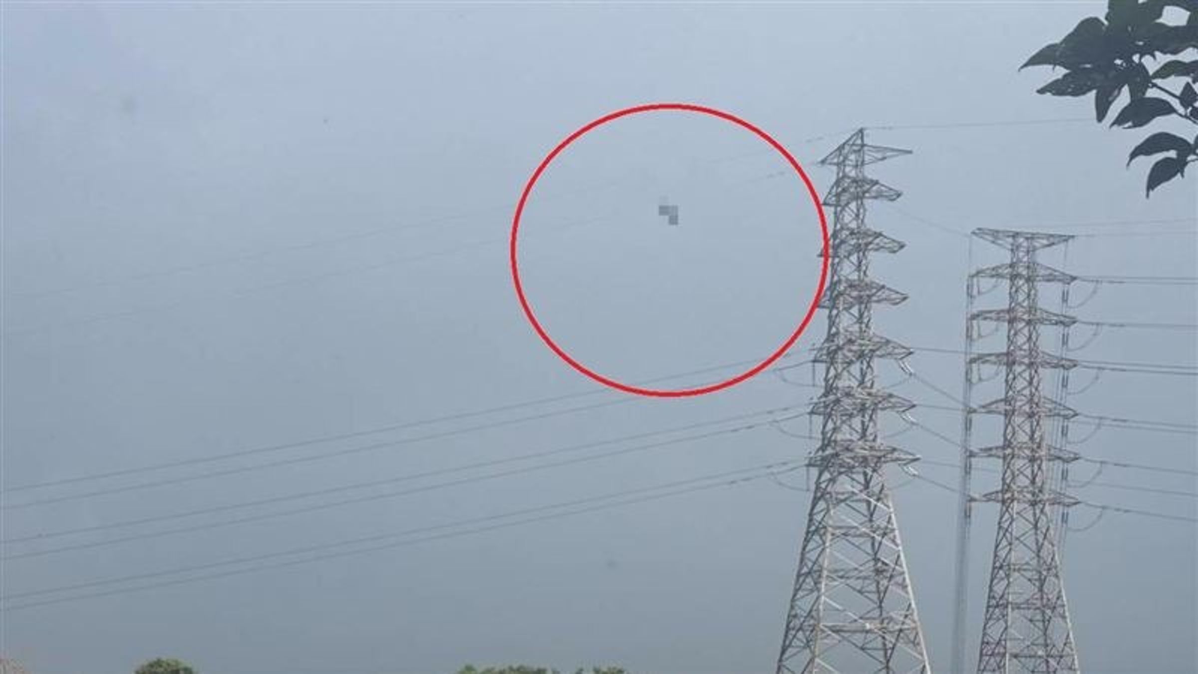桃園市龜山區龍壽工業區山區昨一名男子不明原吊掛陳屍高壓電線上,研判死亡已超過3天。(翻攝畫面)