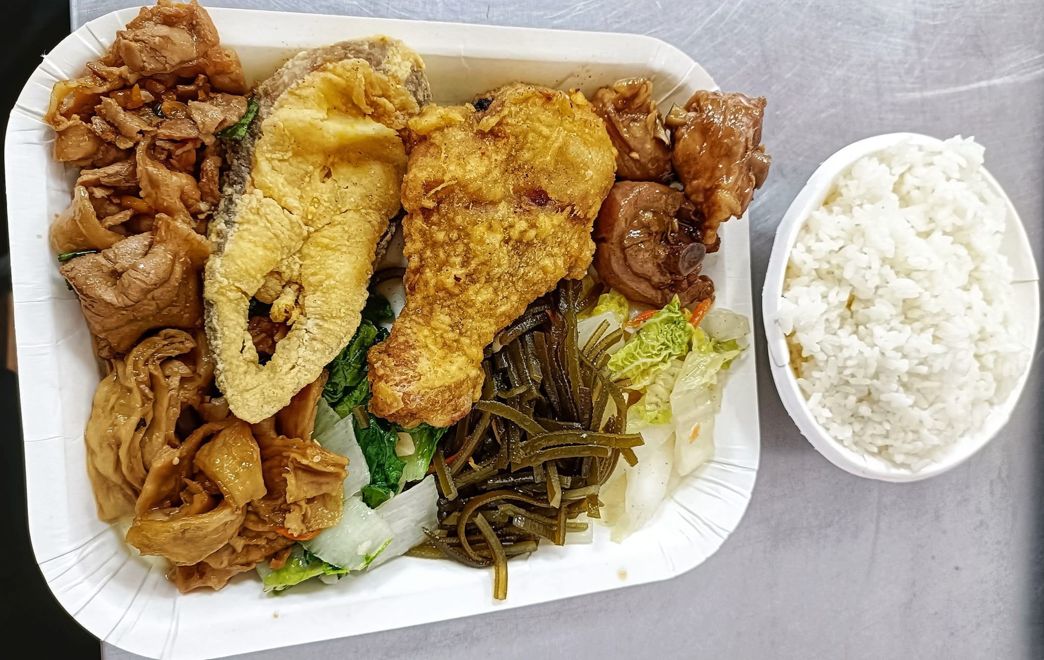 高雄一家便當店推出中午時段60元吃到飽活動，引來不少酸言酸語，老闆娘無奈：見識到人性的貪婪。（翻攝臉書社團「爆廢公社二館」）