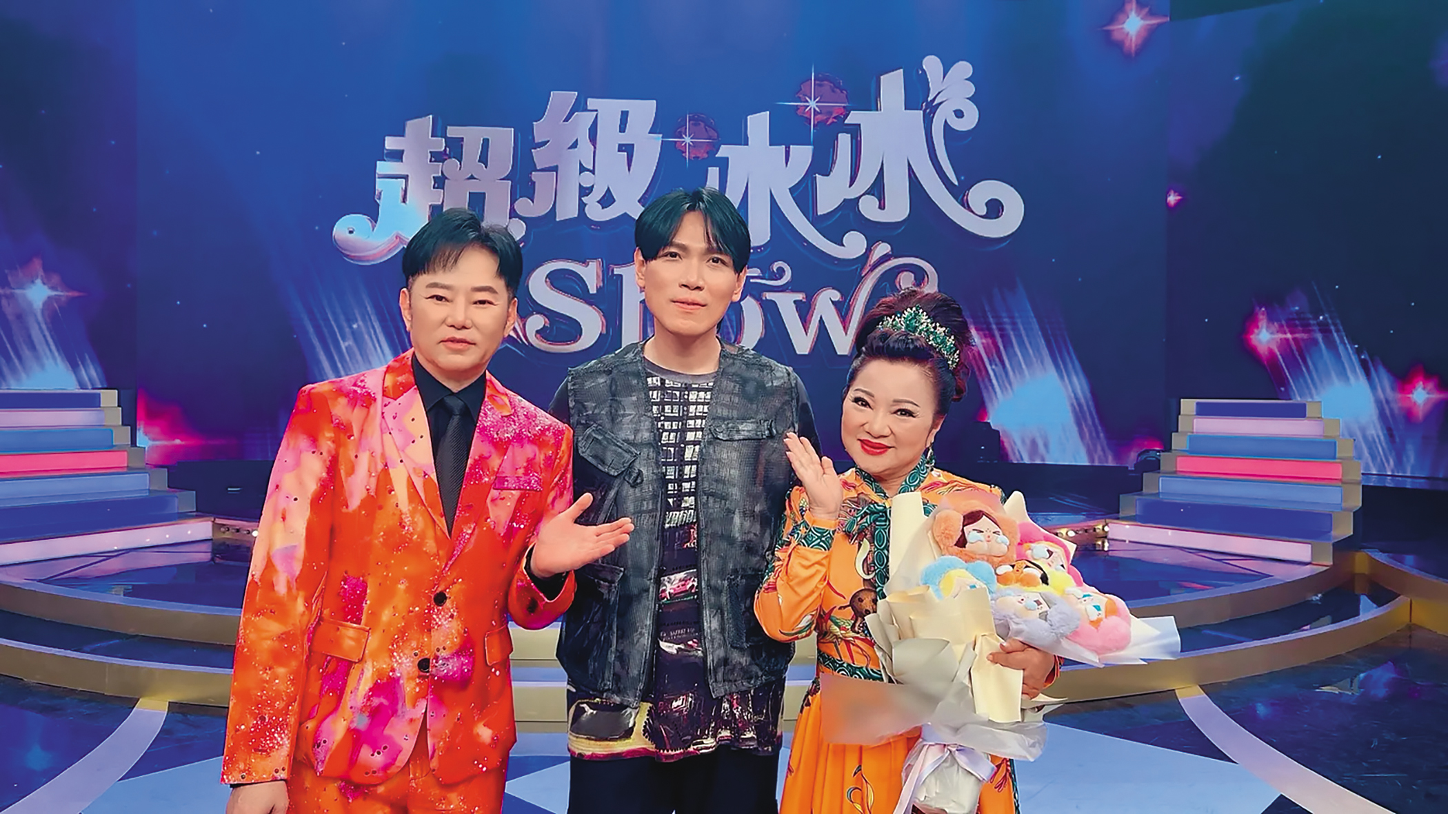 楊宗緯（中）探班乾媽白冰冰（右）和陽帆（左）主持的《超級冰冰秀》，在被爆是惡鄰時，白冰冰幫他說話，讚他低調又客氣。（民視提供）