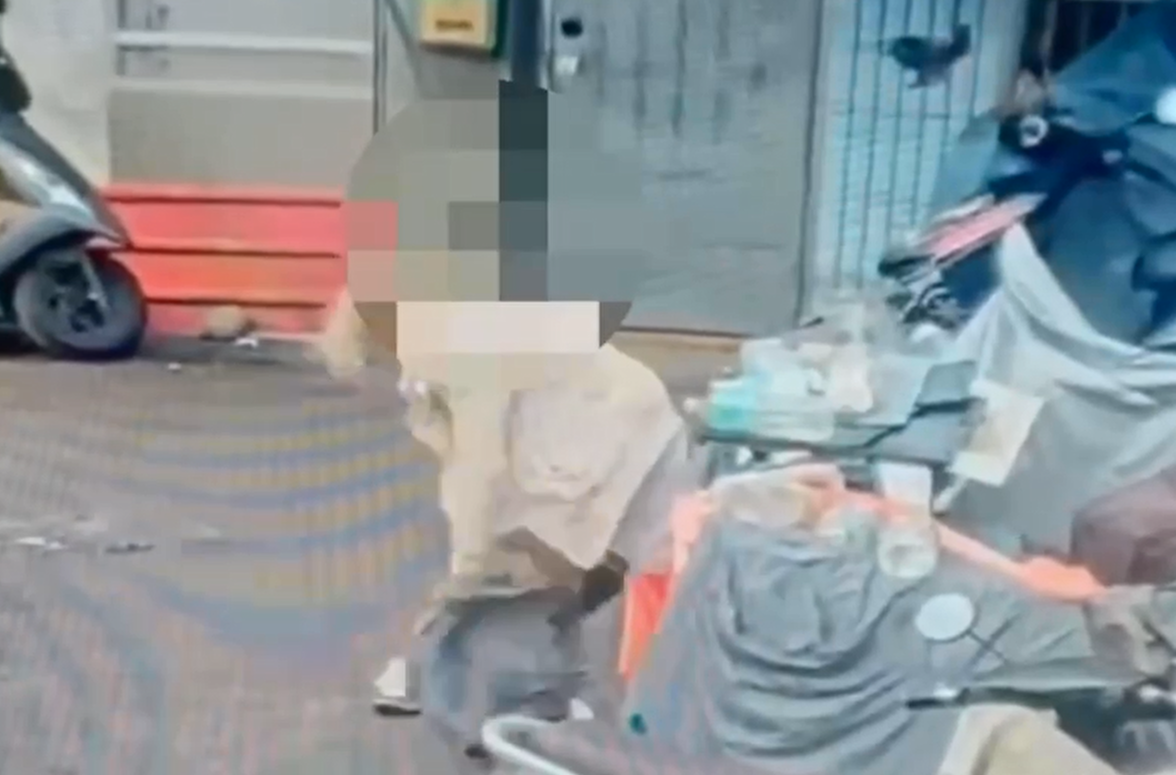 這名女通緝犯逃亡期間，為躲避查緝，多次在無人的巷弄內變裝。（翻攝畫面）