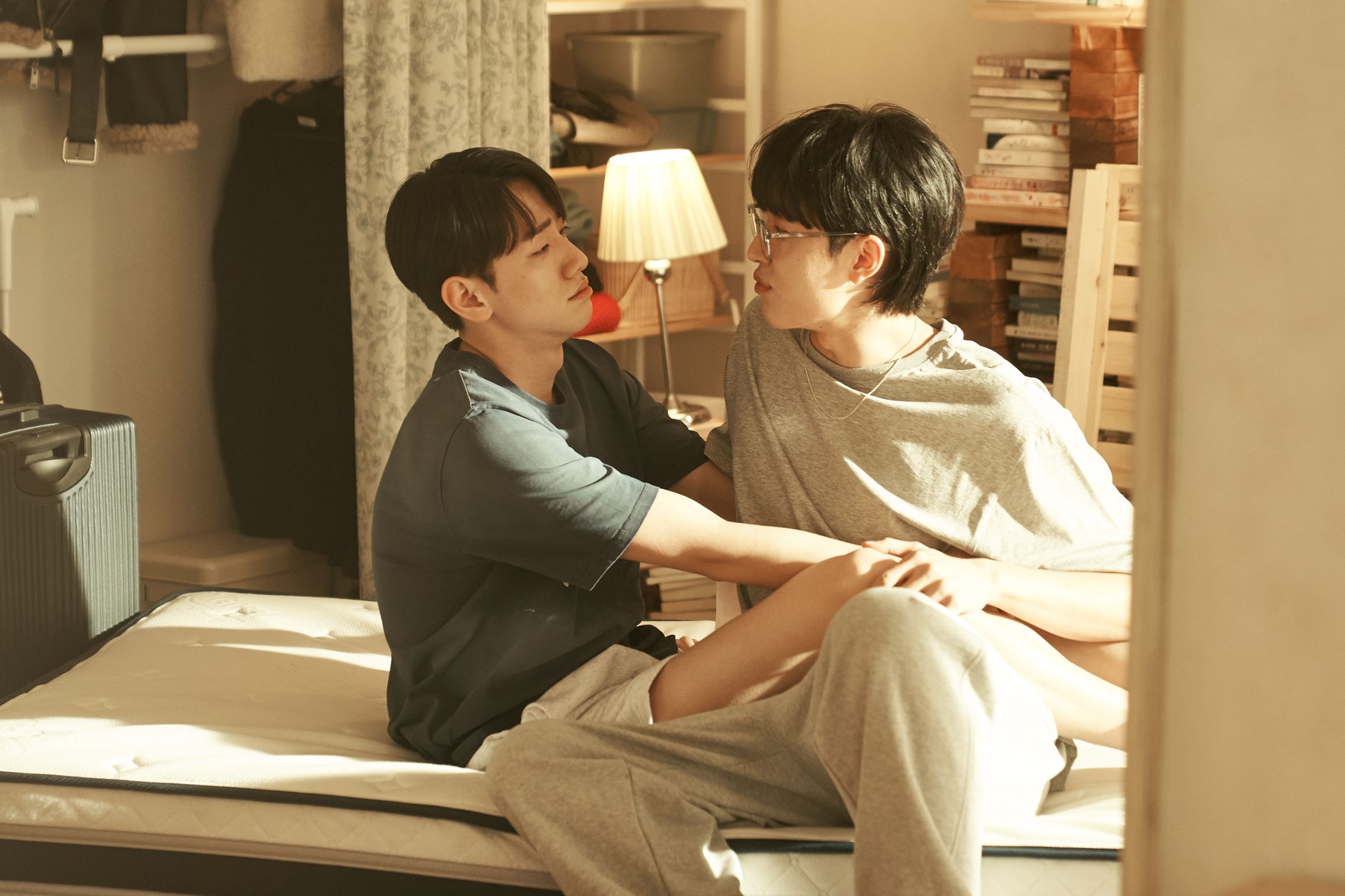 韓劇《大都市的愛情法》由4位導演執導而成,故事講述南潤壽飾演的男同志作家高煐,從大學時期到30代之間所經歷的愛情、親情與友情。(friDay影音提供)