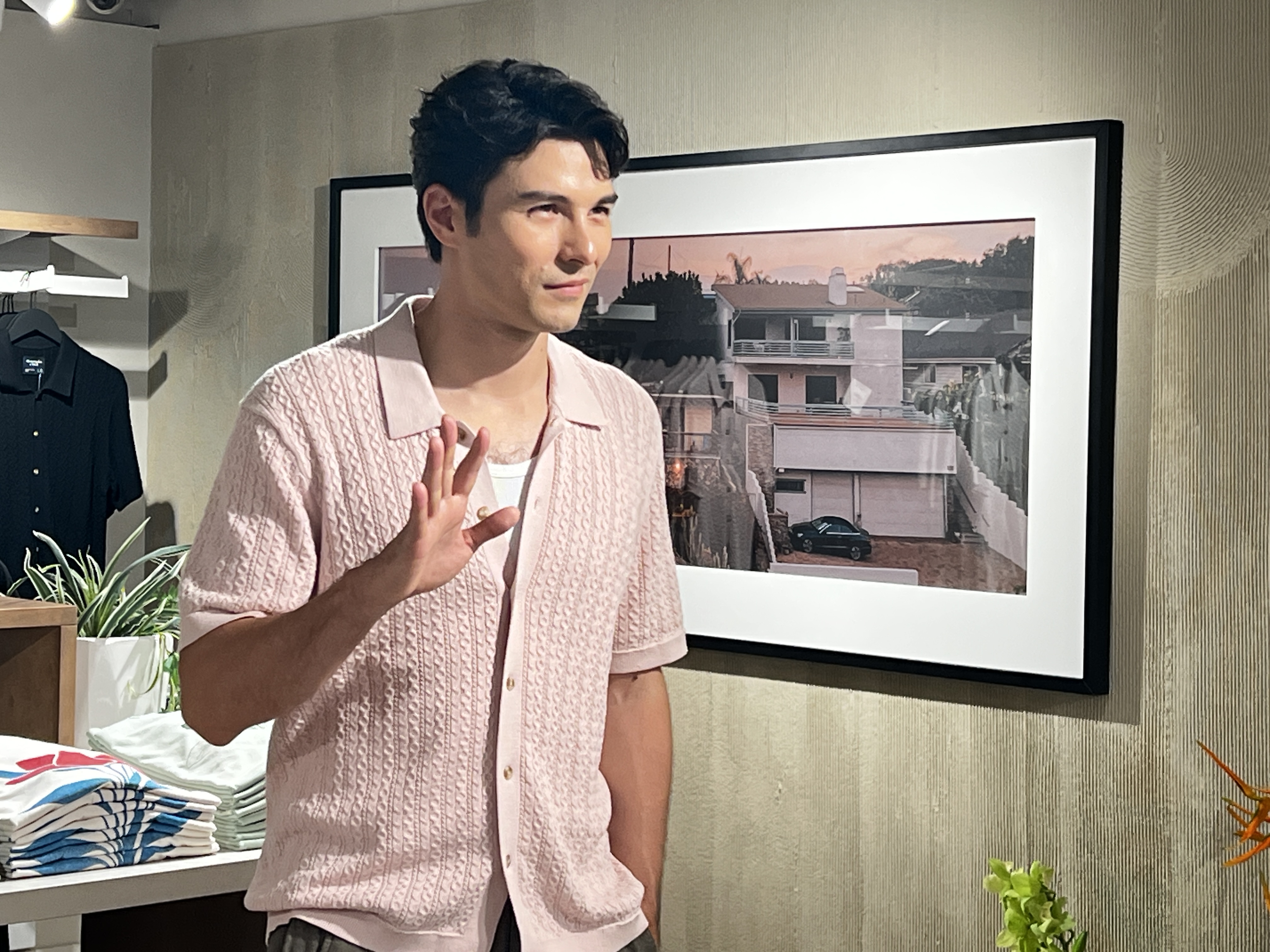 鳳小岳透露自己平日就喜歡穿針織衫，店內的本季系列他每件都很喜歡。（陳慧明攝）