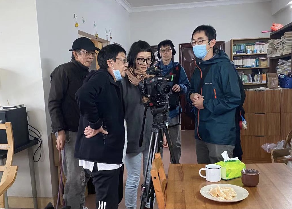 黃燦然(左起)與導演許鞍華、黃燦然女友一起討論拍攝的影像。(佳映提供)