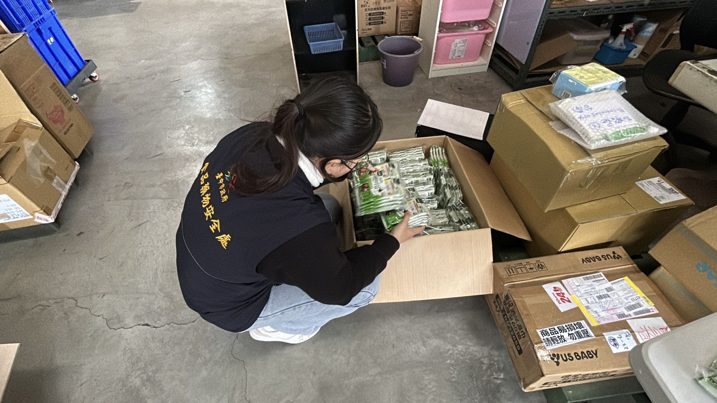 台中市政府衛生局稽查進口海苔產品標示。（台中市政府提供）