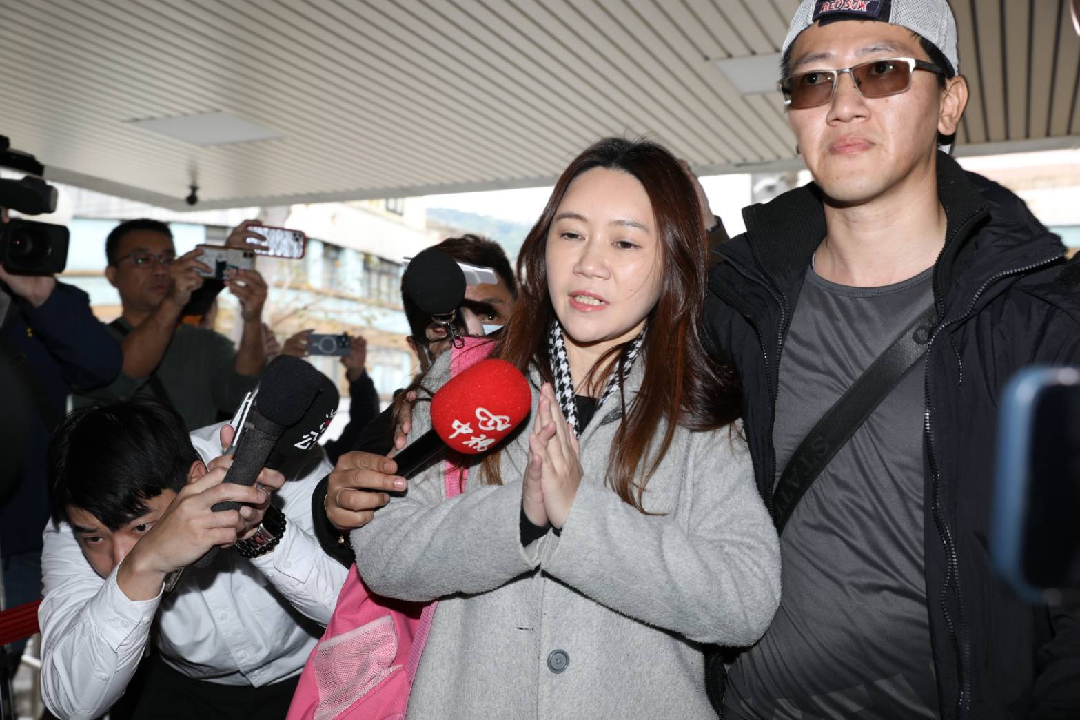 法院外才哽咽「相信我的清白」，陳怡君遭法院裁定羈押禁見。