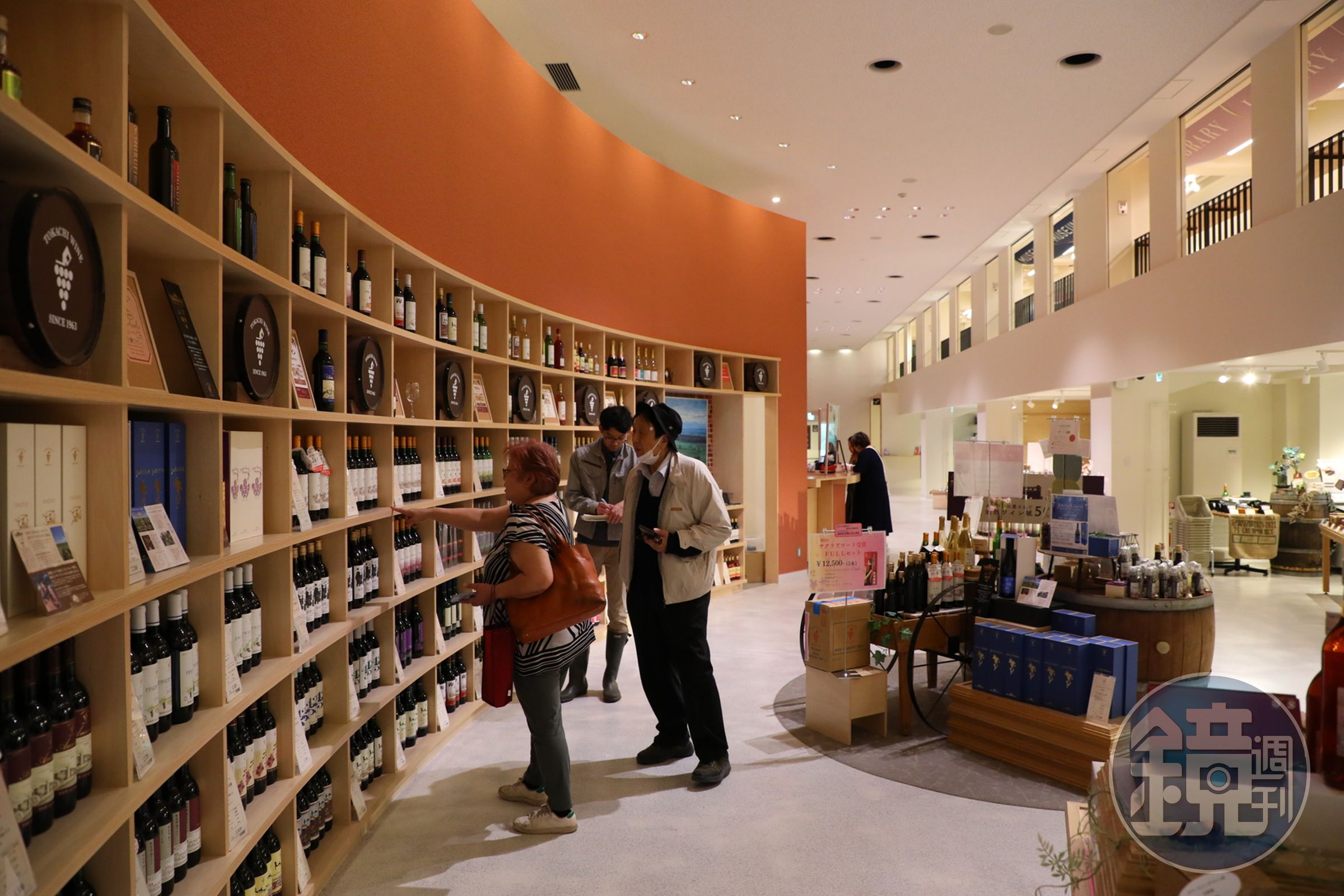 賣店裡的大面木櫃備有各種酒款，可選購紅酒、白葡萄酒、白蘭地或氣泡酒等。