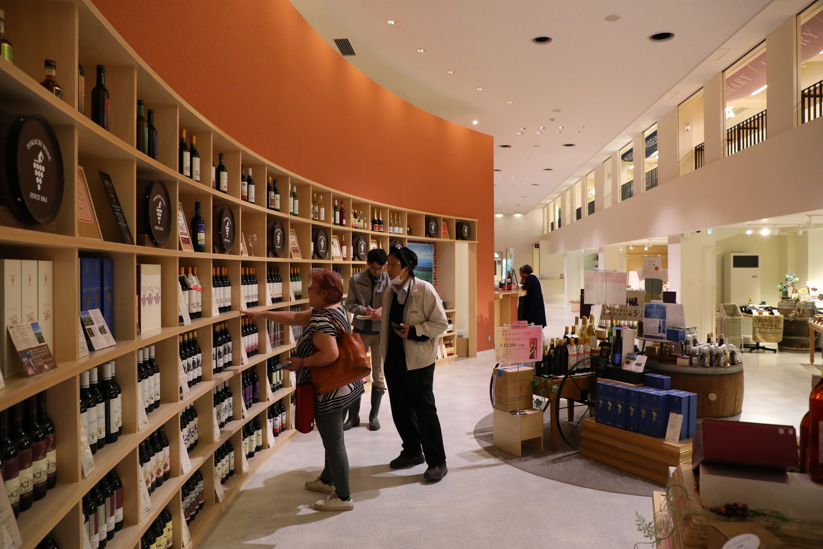 賣店裡的大面木櫃備有各種酒款，可選購紅酒、白葡萄酒、白蘭地或氣泡酒等。