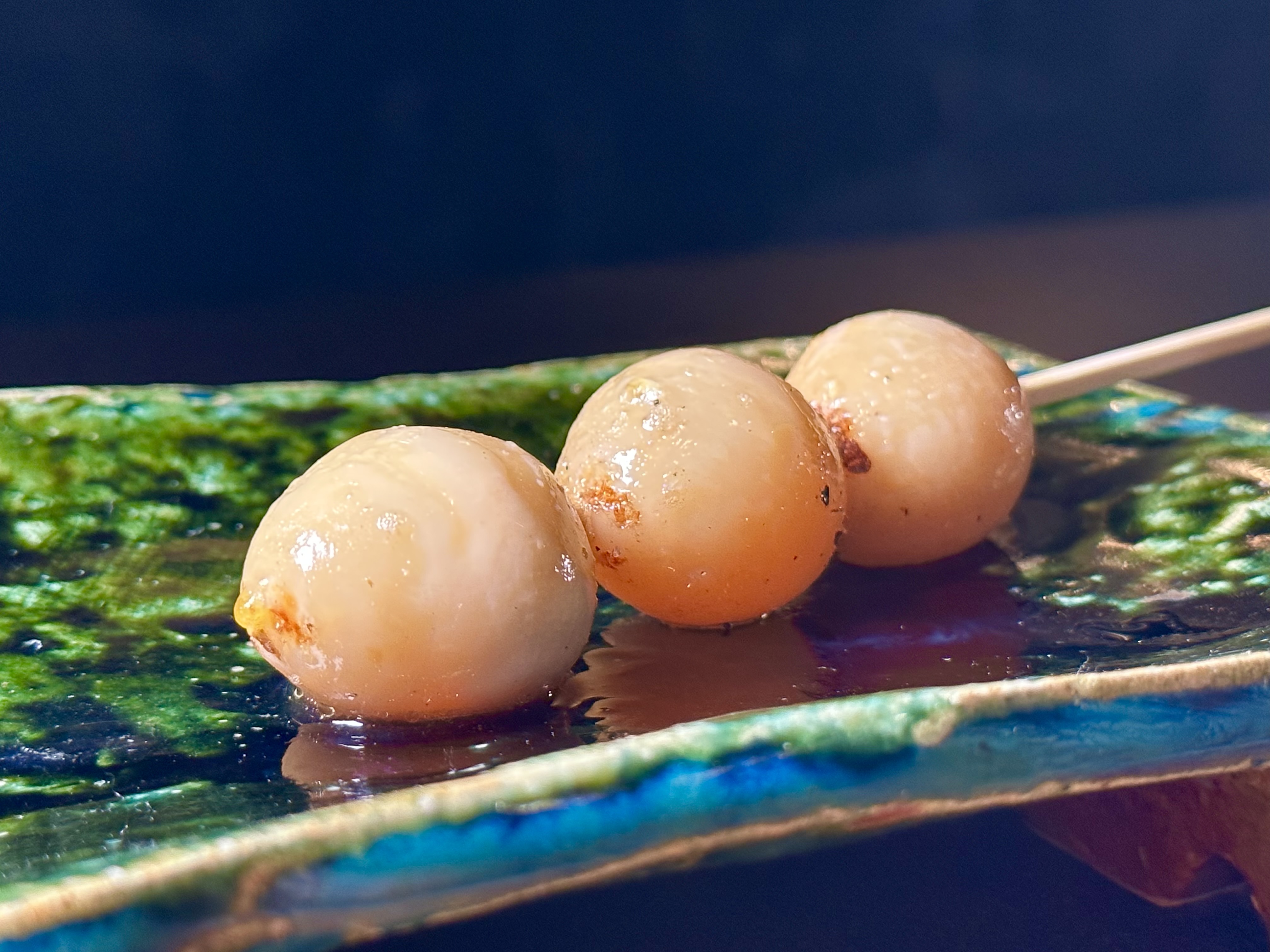 鵪鶉蛋先汆燙1分30秒再火烤,吃起來居然像溏心蛋口感。(晚間套餐菜色)