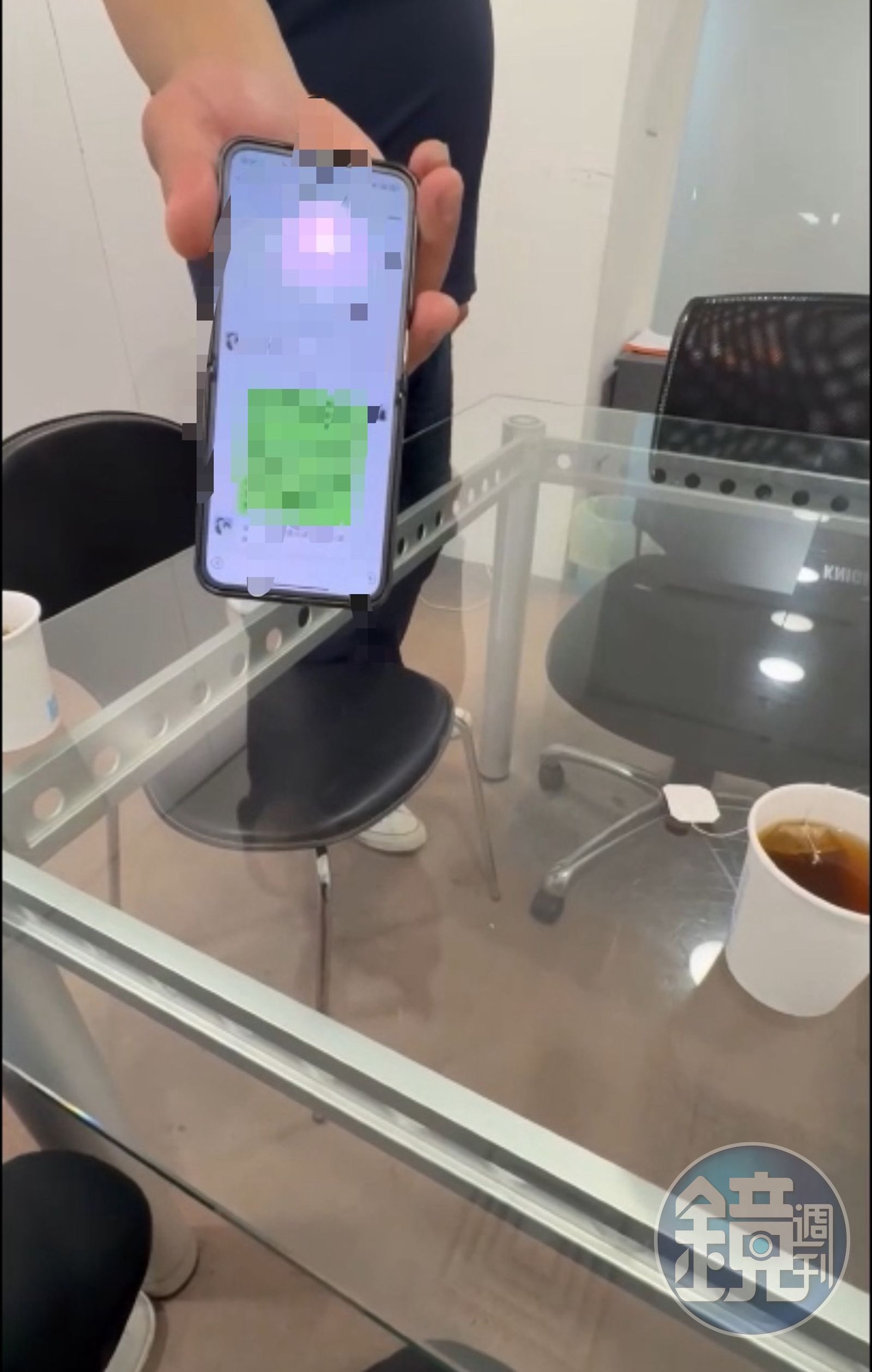 宋姓執行長出示跟財務人員的對話紀錄，並對A先生教戰討債心法。（讀者提供）