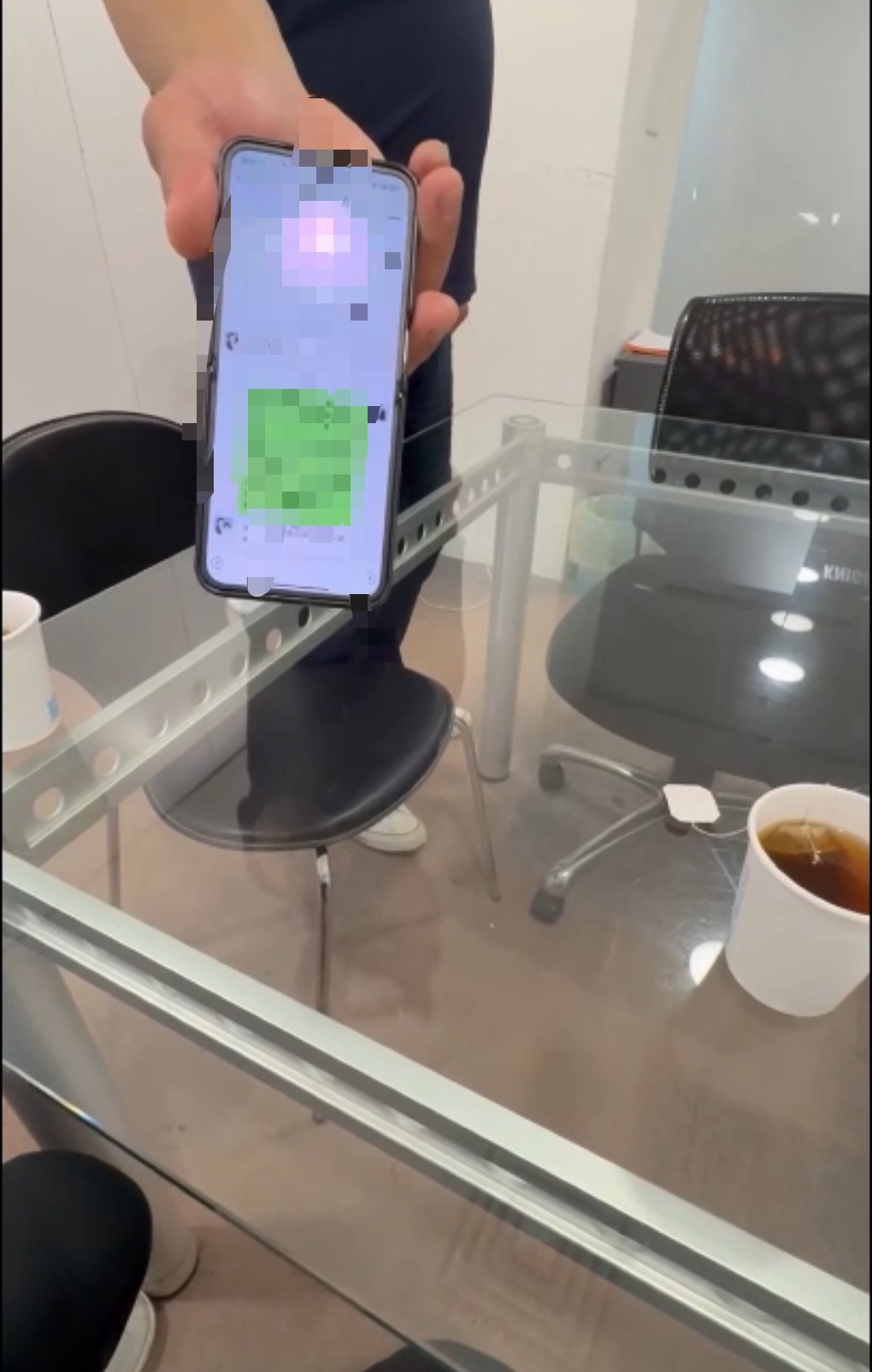 宋姓執行長出示跟財務人員的對話紀錄，並對A先生教戰討債心法。（讀者提供）